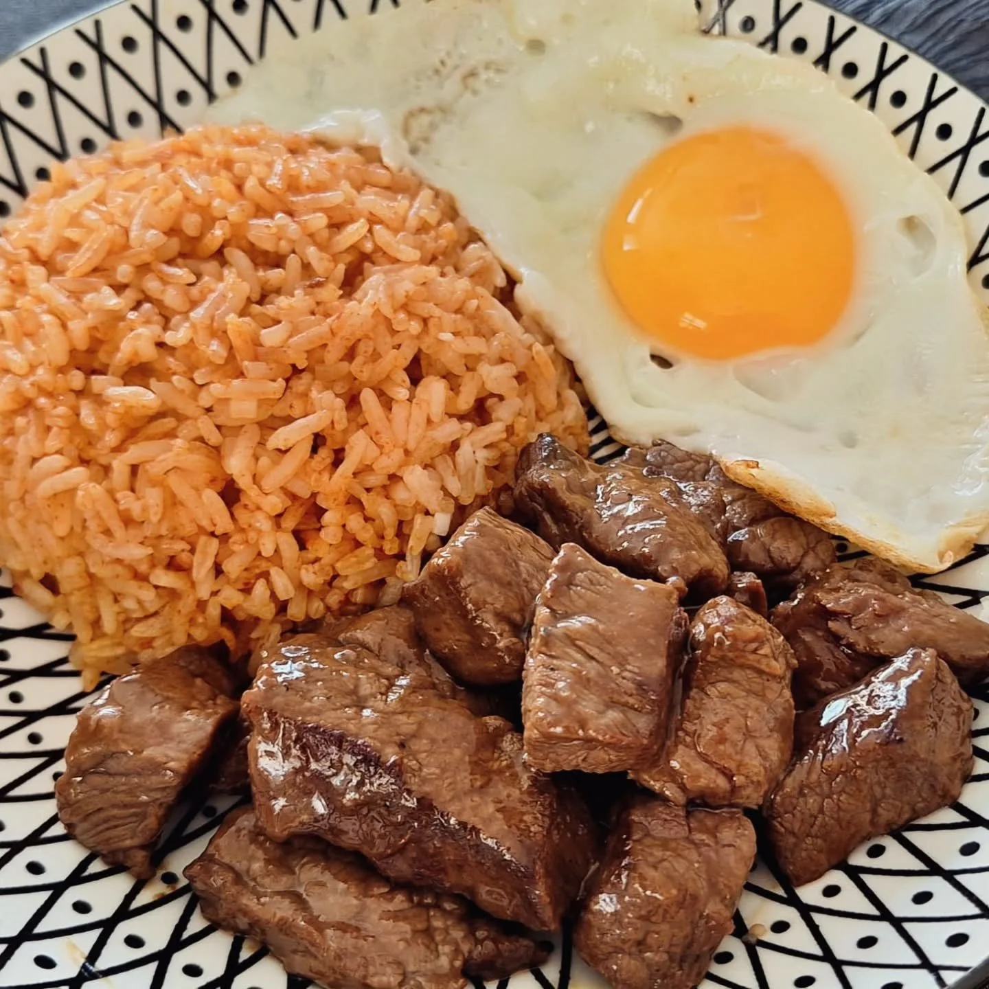 Le plat du jeudi 22/01 :: Boeuf Loc lac

Des morceaux de boeuf marin&eacute; et saut&eacute; au wok, servi avec un oeuf au plat et du riz parfum&eacute; &agrave; la sauce tomate.

📍 Livraison gratuite sur votre lieu de travail (10km autour d'Aix-les