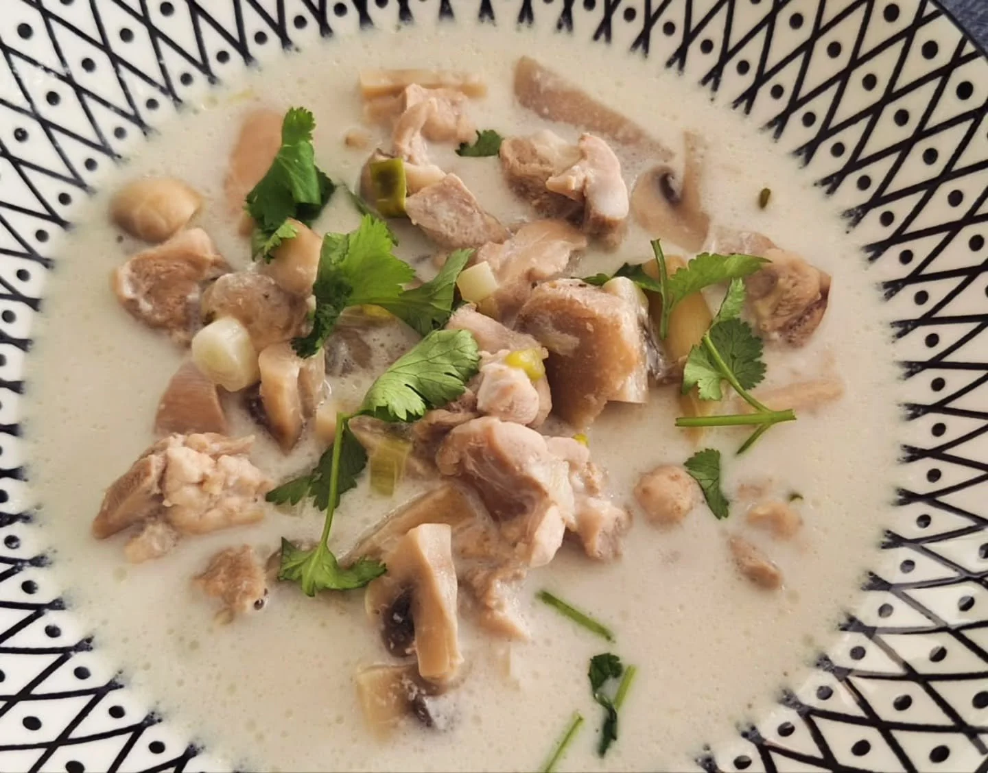 Le plat du vendredi 23/01 : Tom kha kai.

Bouillon de poulet au lait de coco, parfum&eacute; au galanga et citronnelle. Morceaux de champignons et des herbes fra&icirc;ches asiatiques. Servi avec du riz jasmin parfum&eacute;.

📍 Livraison gratuite s