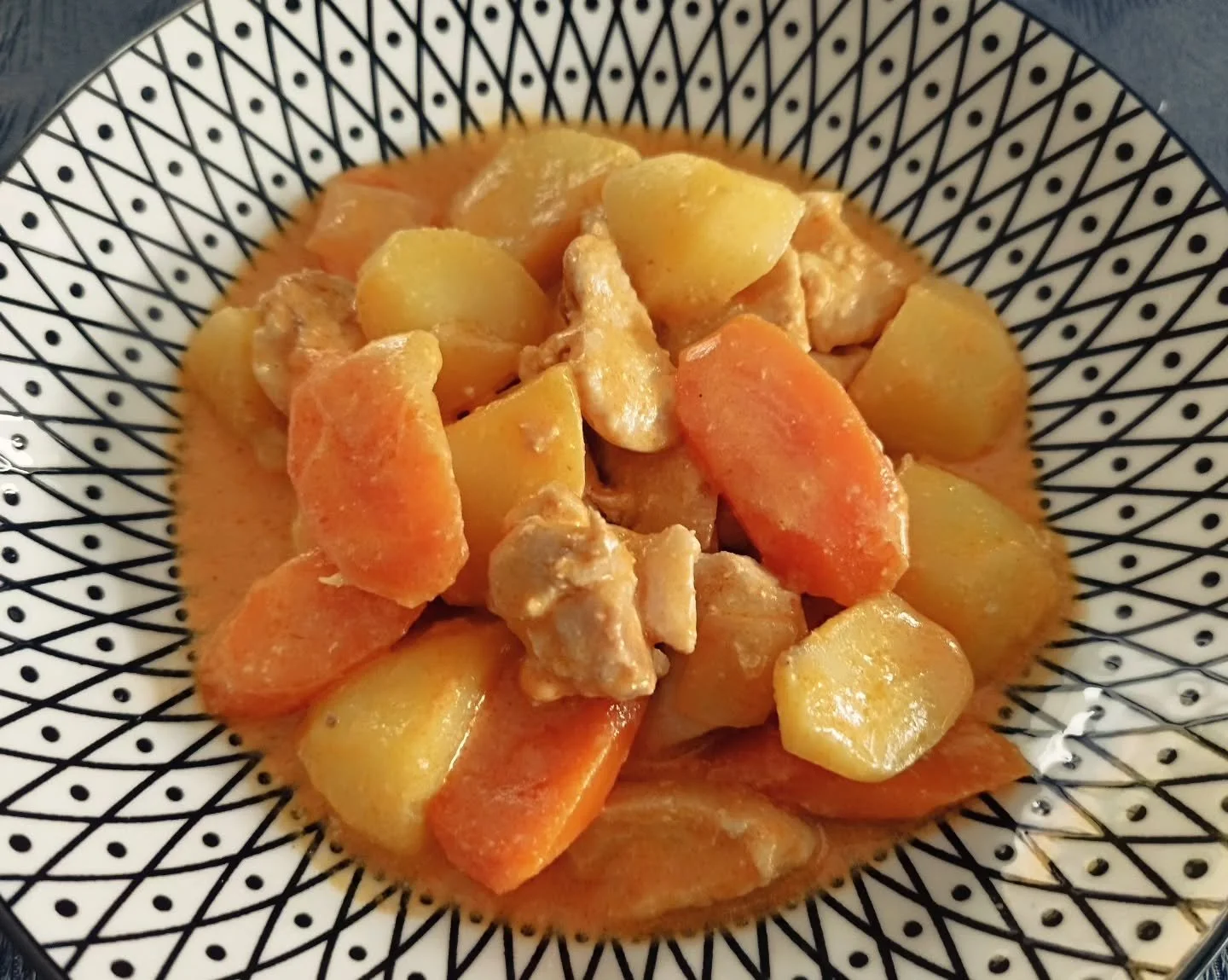 Le plat du lundi 26/01 : Poulet massaman.

Du poulet &eacute;minc&eacute; mijot&eacute; dans du lait de coco, p&acirc;te de tamarin, pommes de terre et carottes. Servi avec du riz jasmin parfum&eacute;.

📍 Livraison gratuite sur votre lieu de travai
