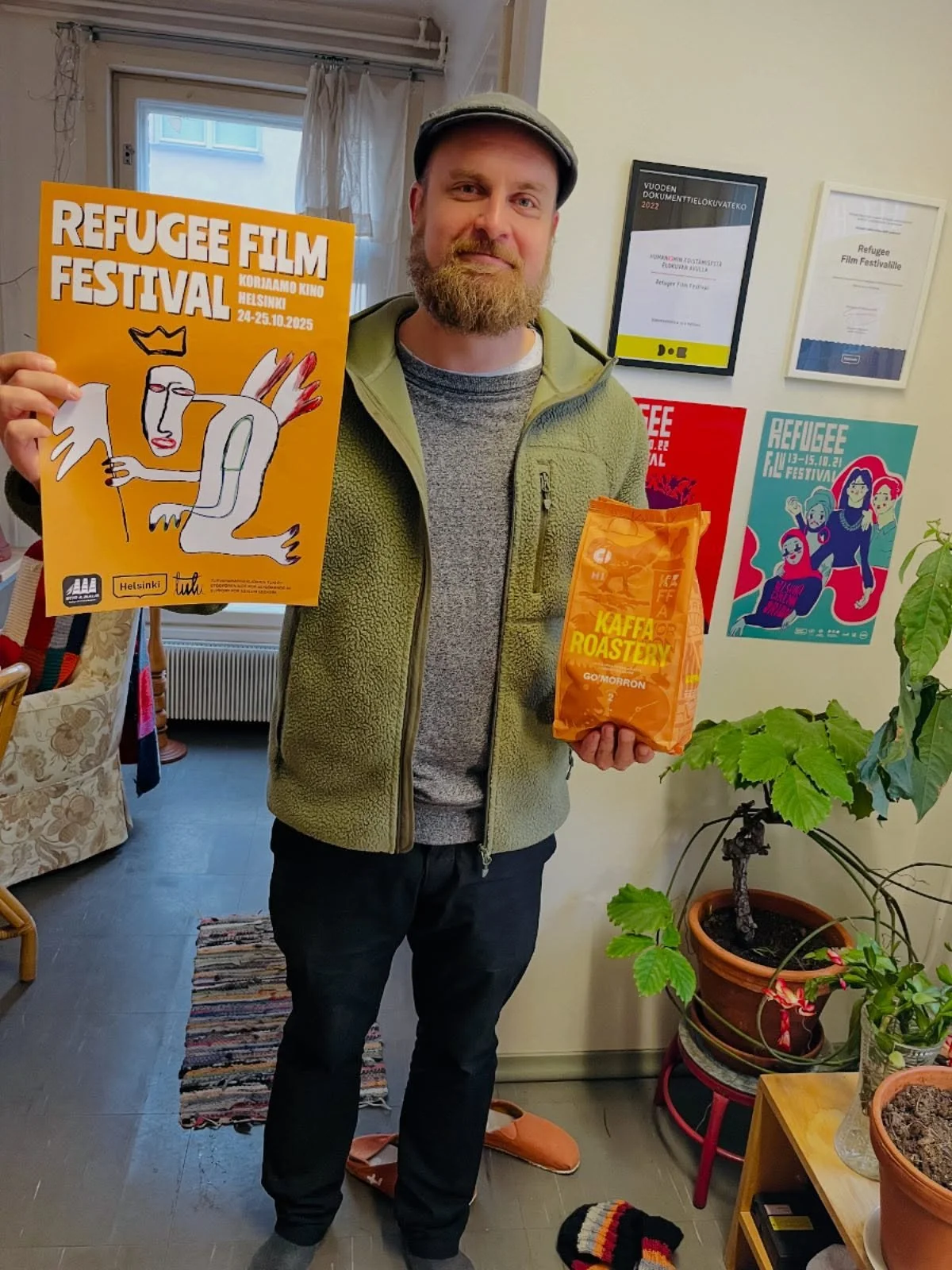 Huomenta! Valmista on, Refugee Film Festival ja kupponen kahvia! Suomen parhaana paahtimona ja kahvilana palkitun Kaffa Roasteryn Petri toi meille lempeää Go’Morron kahvia ja termoskeittimen festivaalin ilmaiskahvilaan. Käykä