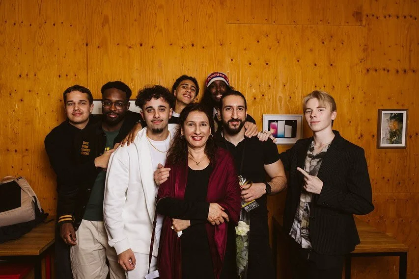 Ali Al-Saffun Iisi keissi oli yksi Refugee Film Festivalin kotimaisista ensi-illoista. Iisi keissin energinen tiimi t&auml;ytti Korjaamo Kinon n&auml;ytt&auml;m&ouml;n lauantaina 25.10.25. Onnea ensi-illan johdosta!

Ohjaaja-k&auml;sikirjoittaja Ali 