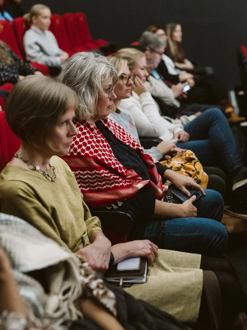 Refugee Film Festivalilla pohdittiin ulkomaalaislain muutoksia esimerkkin&auml; kansainv&auml;lisen ihmisoikeusj&auml;rjestelm&auml;n murentamisesta Suomessa.&nbsp;

Hallitus on tehnyt valtavan m&auml;&auml;r&auml;n muutoksia ulkomaalaislakiin, Pakol