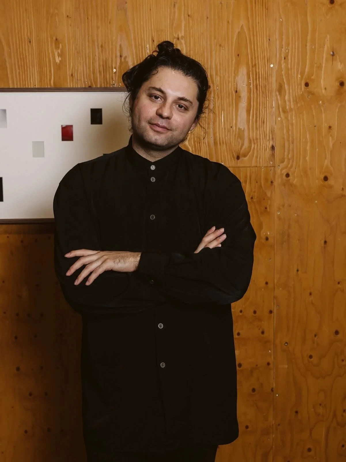 Uudet kotimaiset! -n&auml;yt&ouml;ksess&auml; n&auml;htiin Zagros Manucharin elokuva Omenan tuoksu, jonka taustalla on Halabjan kaupunkiin tehty kemiallinen isku 1988. Elokuvan nimi viittaa siihen, ett&auml; tappaviin kemikaaleihin lis&auml;ttiin ome