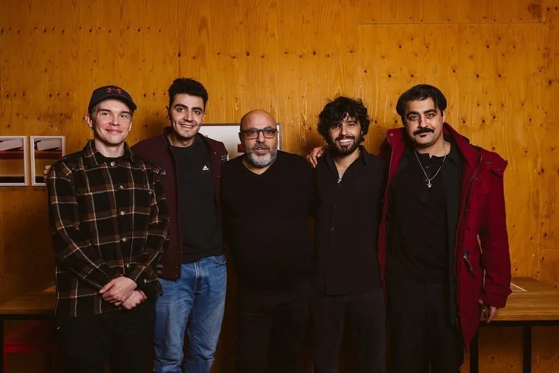 Sherwan Hajin My Name is Hope oli yksi Uudet kotimaiset! -n&auml;yt&ouml;ksen vahvoista elokuvista. Elokuva sijoittuu syyrialaiseen vankilaan ja tapahtumat n&auml;hd&auml;&auml;n sellin ovessa olevan pienen luukun kautta nuoren opiskelijan n&auml;k&o