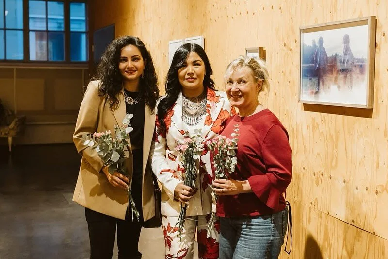 Natalie Hallan The Last Ambassador 🎞️ elokuvan j&auml;lkeen Refugee Film Festivalilla keskusteltiin Afganistanin naisten tilanteesta ja mahdollisuuksista tukea heit&auml;. Oikeustulkki ja ihmisoikeusaktivisti Aziza Hossaini haastatteli Rakkautta ja 