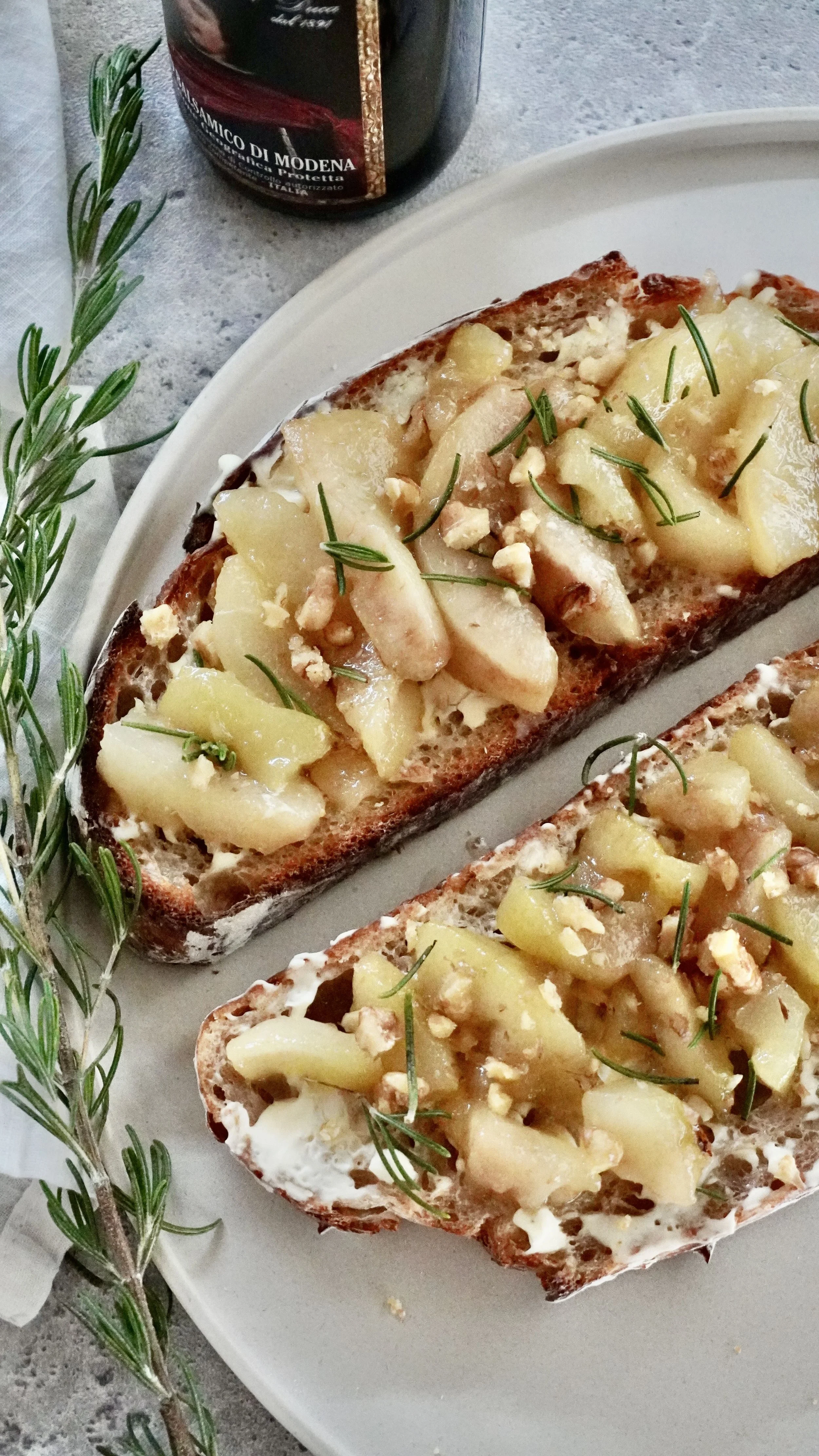 高加水のサワードゥカンパーニュを使った洋梨とクリームチーズのタルティーヌ。パン教室やホームベーカー向けの季節のレシピ写真