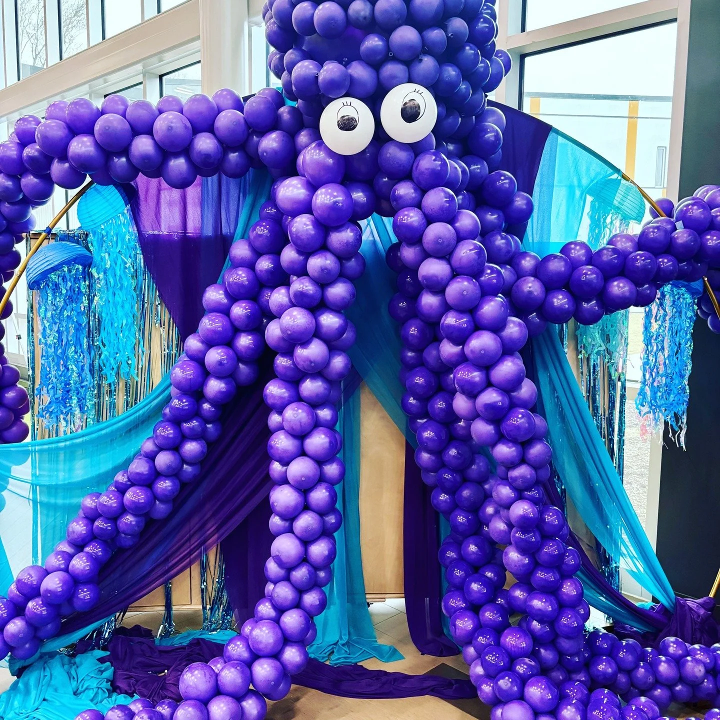 Say hello to one of my favorite creations! The queen of the sea&hellip; in balloon form! 🐙💜
This giant purple octopus made entirely of balloons is here to steal the show &mdash; with 8 fabulous arms and a whole lot of personality! Perfect for parti