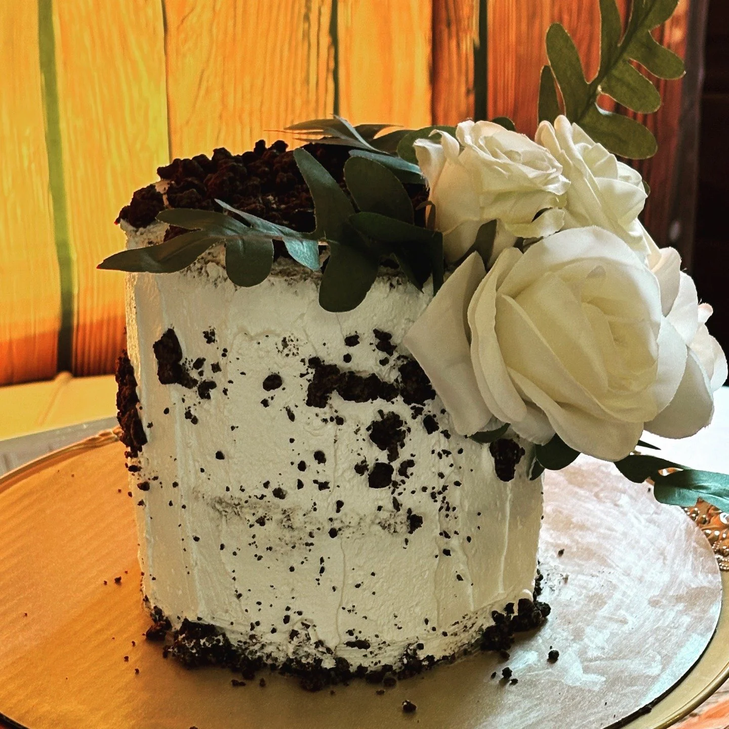 This little sweetheart deserves the spotlight ✨🍰
By far my most ordered flavor &mdash; and for good reason!
Layers of rich chocolate cake, fluffy vanilla cream frosting, and stuffed with real Oreos throughout. It&rsquo;s light, decadent, and totally