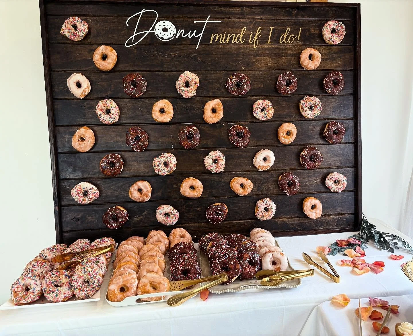Yesterday&rsquo;s barn vibes &amp; sweet treats 🍩🧁✨ From cupcakes to donuts, this wedding was sugar-coated perfection! 
Planning your own event? Reach out to rent these adorable setups or order some custom cupcakes! 💌 #BarnWeddingBliss #SweetTooth