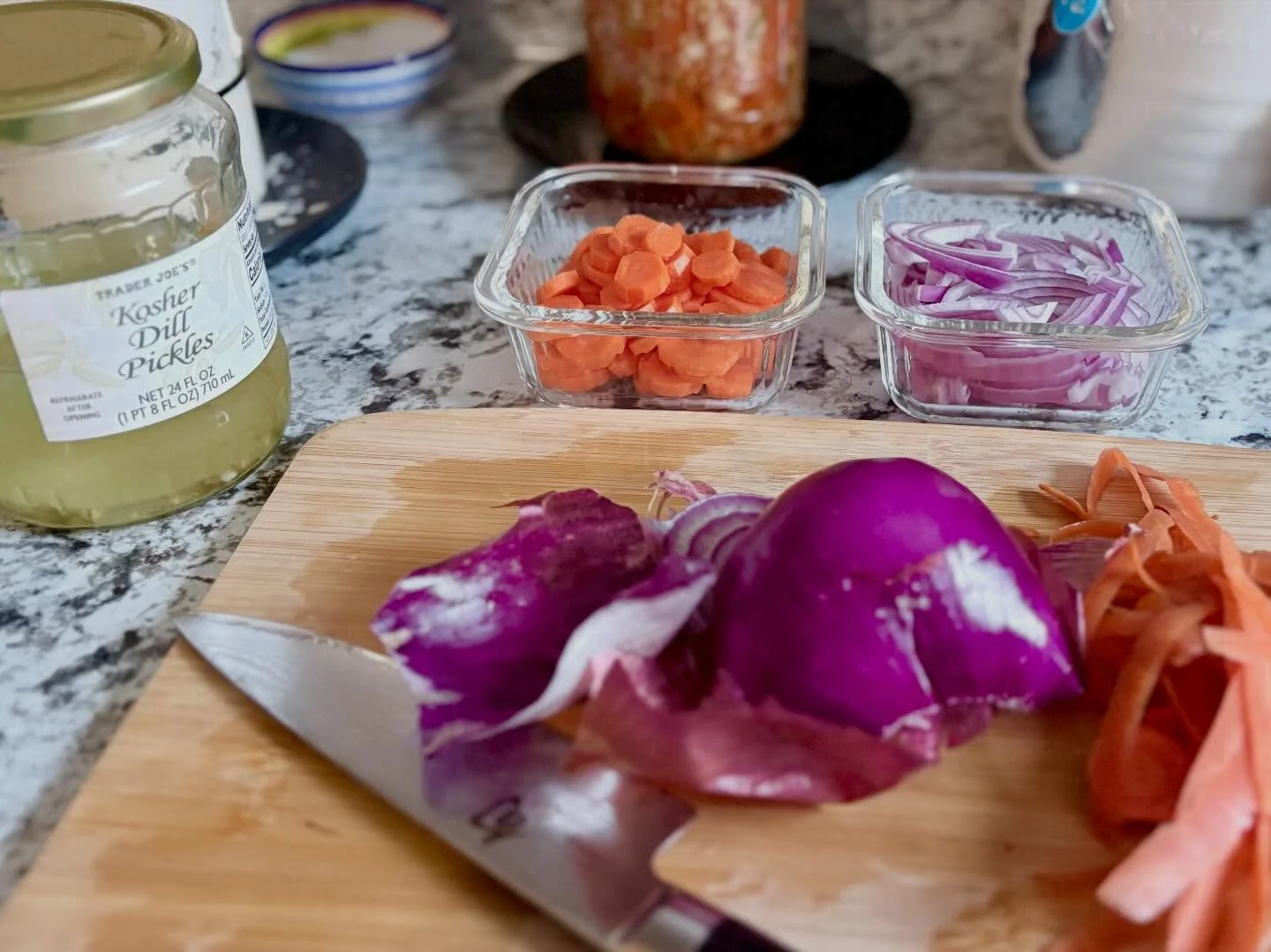One jar of pickle brine = three more uses. 🥒

&bull; Quick pickled red onions 🧅
&bull; Quick pickled carrots 🥕
&bull; Scraps saved for vegetable broth 🥣

This is how I stretch ingredients and keep my kitchen simple.

Waste not!

Save this for you