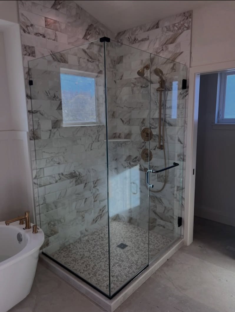 Three Panel 3/8&rdquo; Shower Enclosure with Matte Black Hardware🙌✨

#seattleshower #seattleshowerglass #showerglass #framelessglass #showerenclosure #smallbusiness