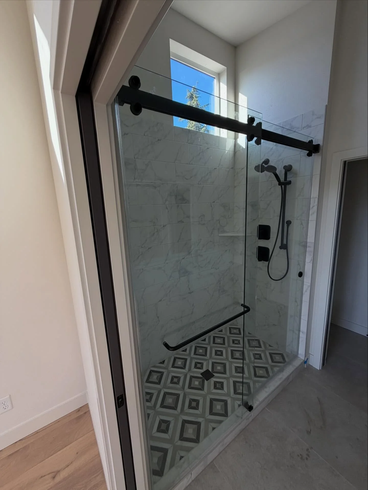 Frameless dual sliding barn door with matte black hardware.
#seattleshowerdoor #bellevueshowerdoor #showerglass #barndoor #showerglasscompany