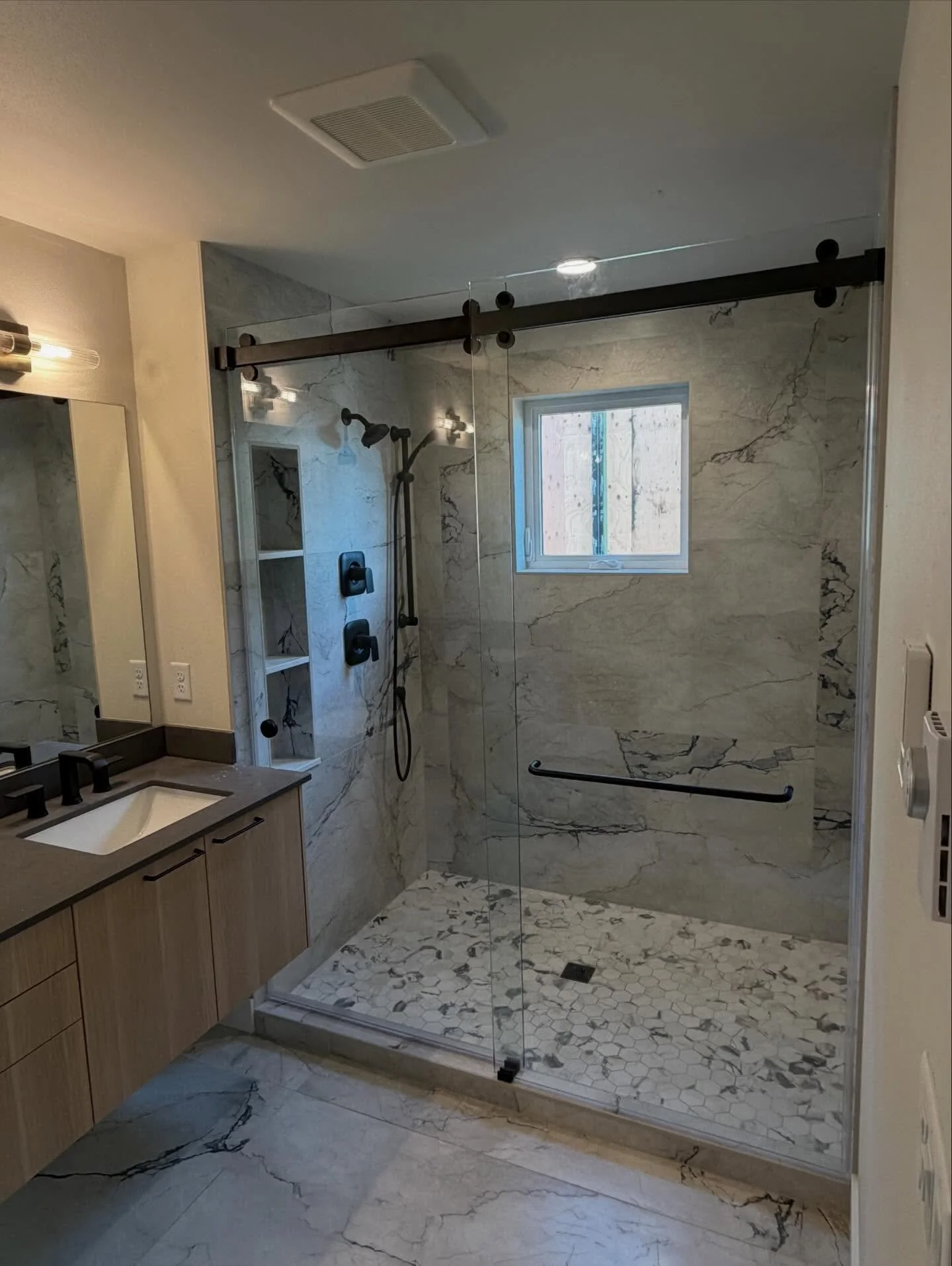 Barn Door Dual Slider with matte black hardware. The action on these barns doors is super smooth! 🙌 #barndoorglass #barndoorshower #slidingshower #seattleglass #bellevueglass