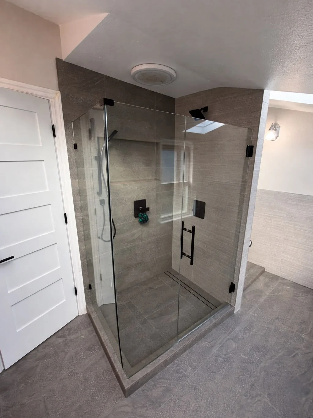 Frameless Three Panel Shower Glass Enclosure with matte black hardware.
#seattleglasscompany #glasscompany #smallbusiness #showerglass #custombathroom