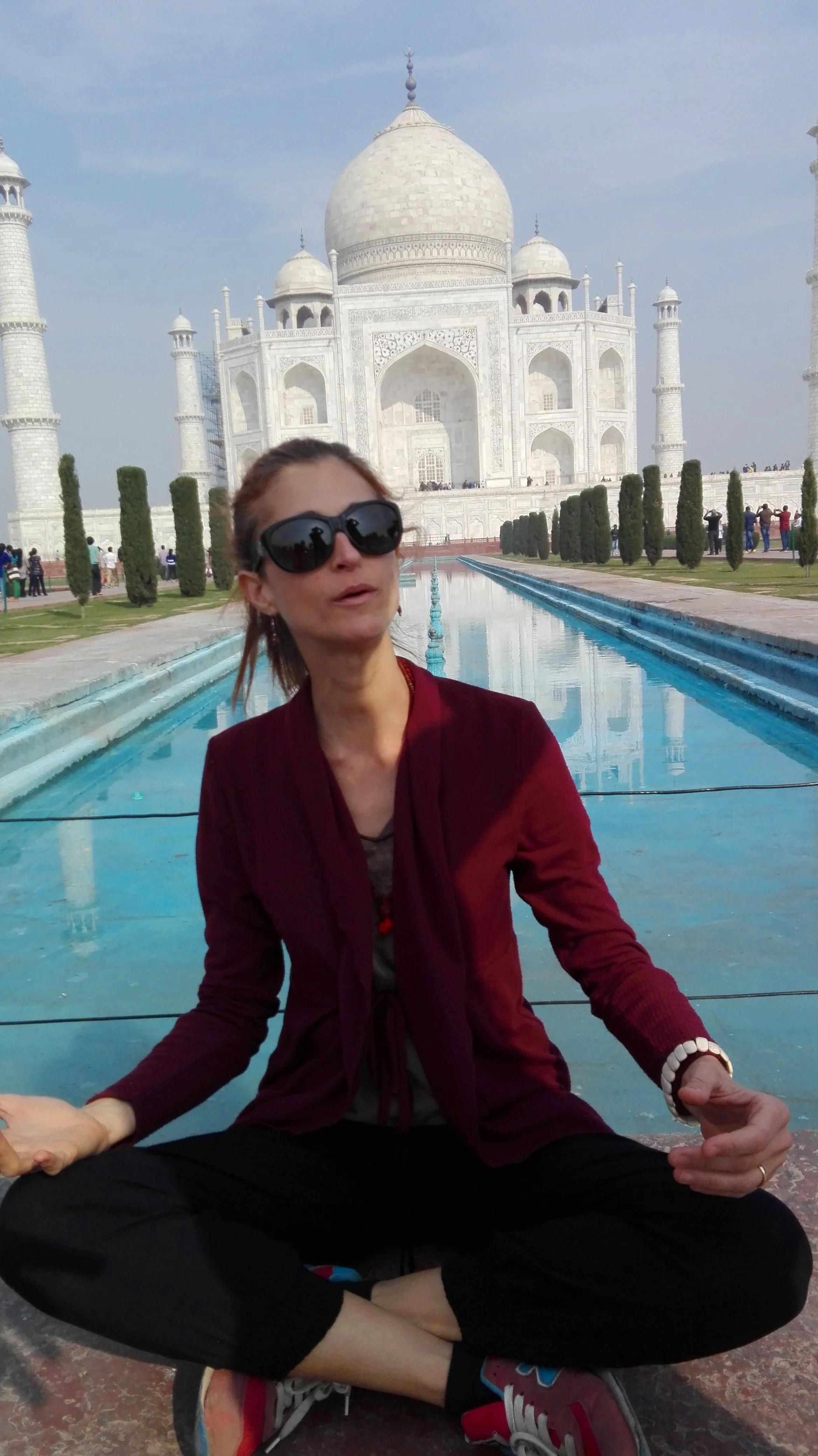 Alexia Grotto medita al Taj Mahal, India, ispirata al massaggio ayurvedico, offerto a Thiene, Vicenza, per armonia