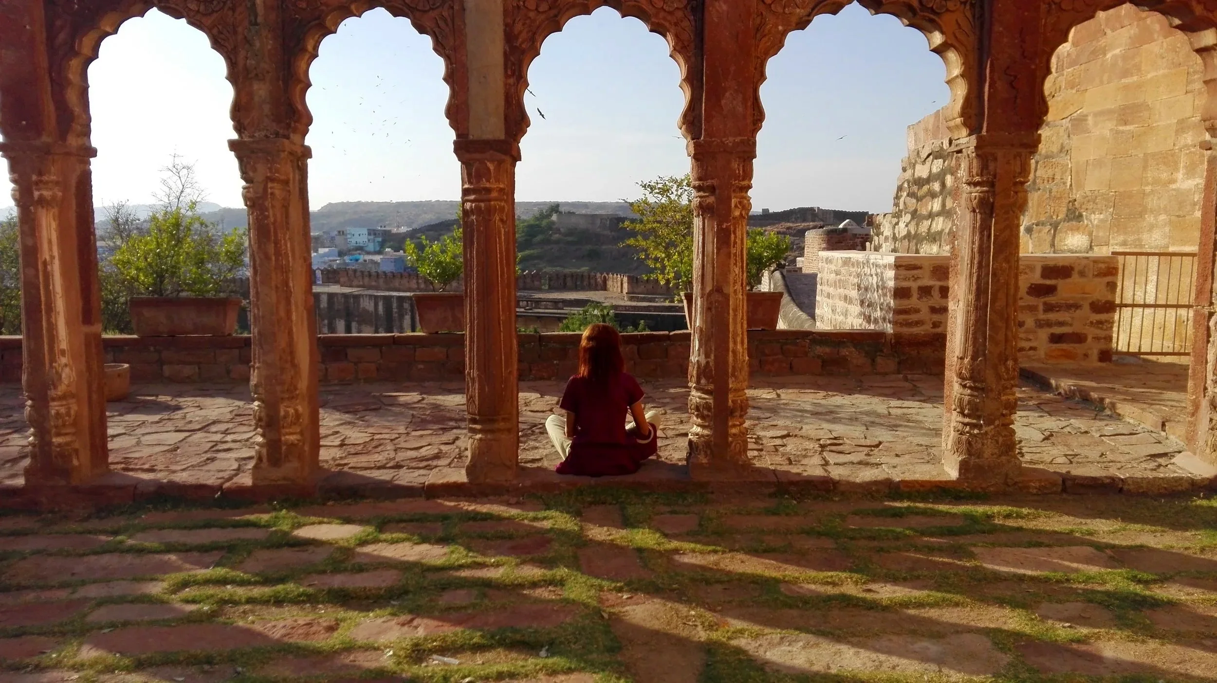 Alexia Grotto in un tempio indiano, simbolo di massaggio ayurvedico per relax e benessere olistico a Thiene