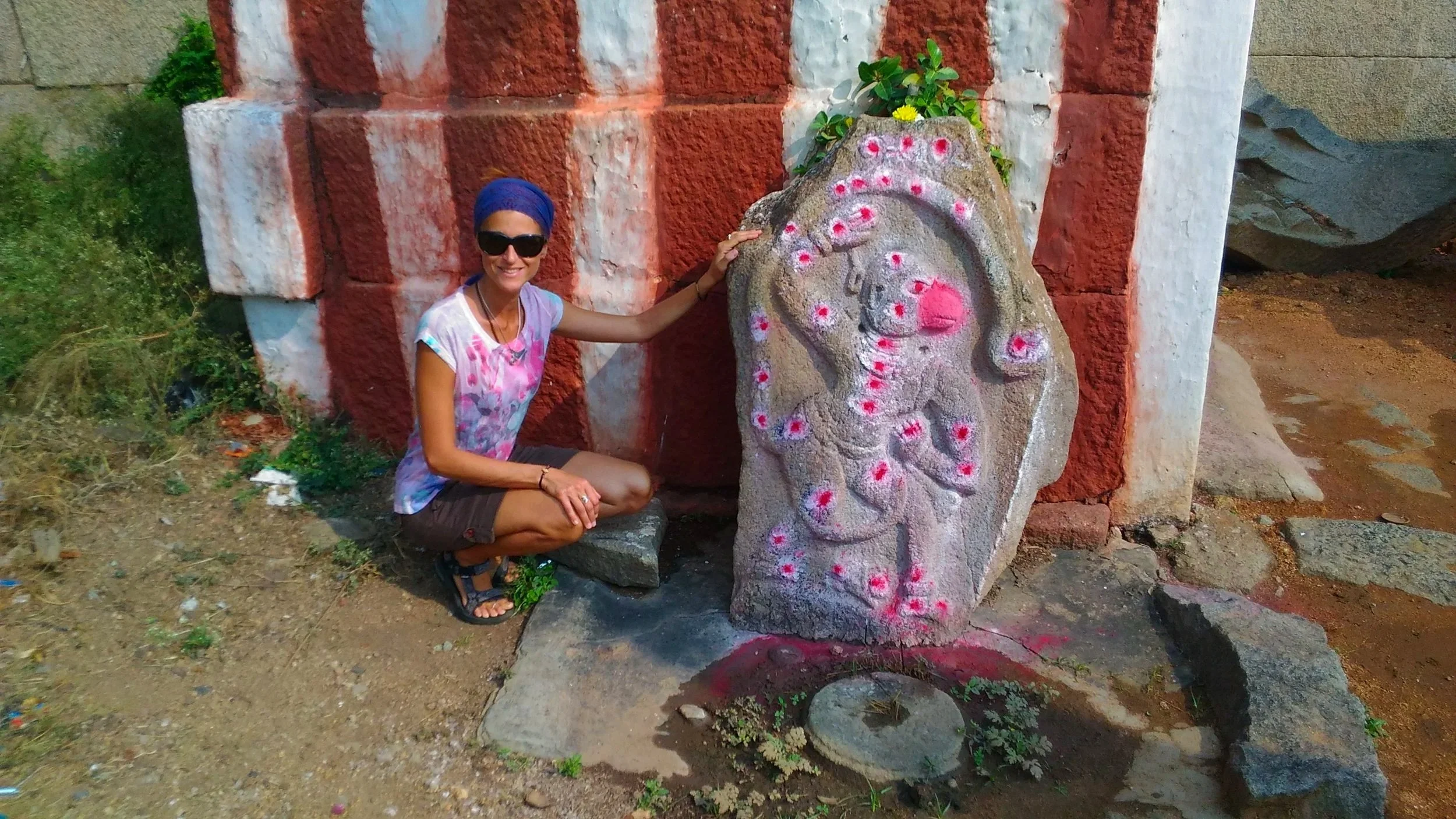 Alexia Grotto con statua sacra in India, promuove massaggio ayurvedico a Thiene, Vicenza, per salute e serenità