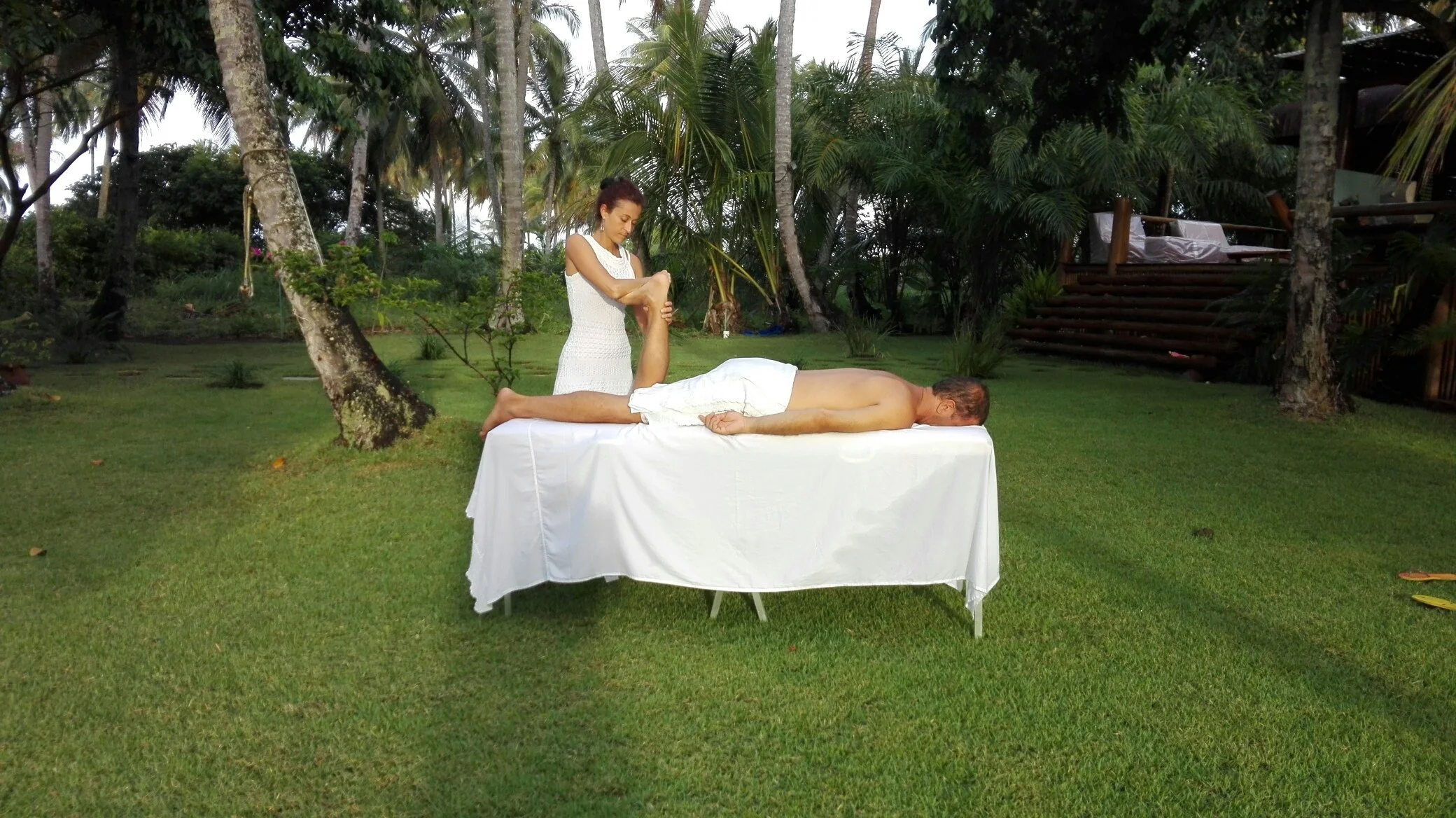 Massoterapeuta specializzata in trattamenti olistici e massoterapia a Thiene (VI) durante una sessione di massaggio in India, tra Ayurveda, lavoro sui tessuti profondi e benessere psicofisico