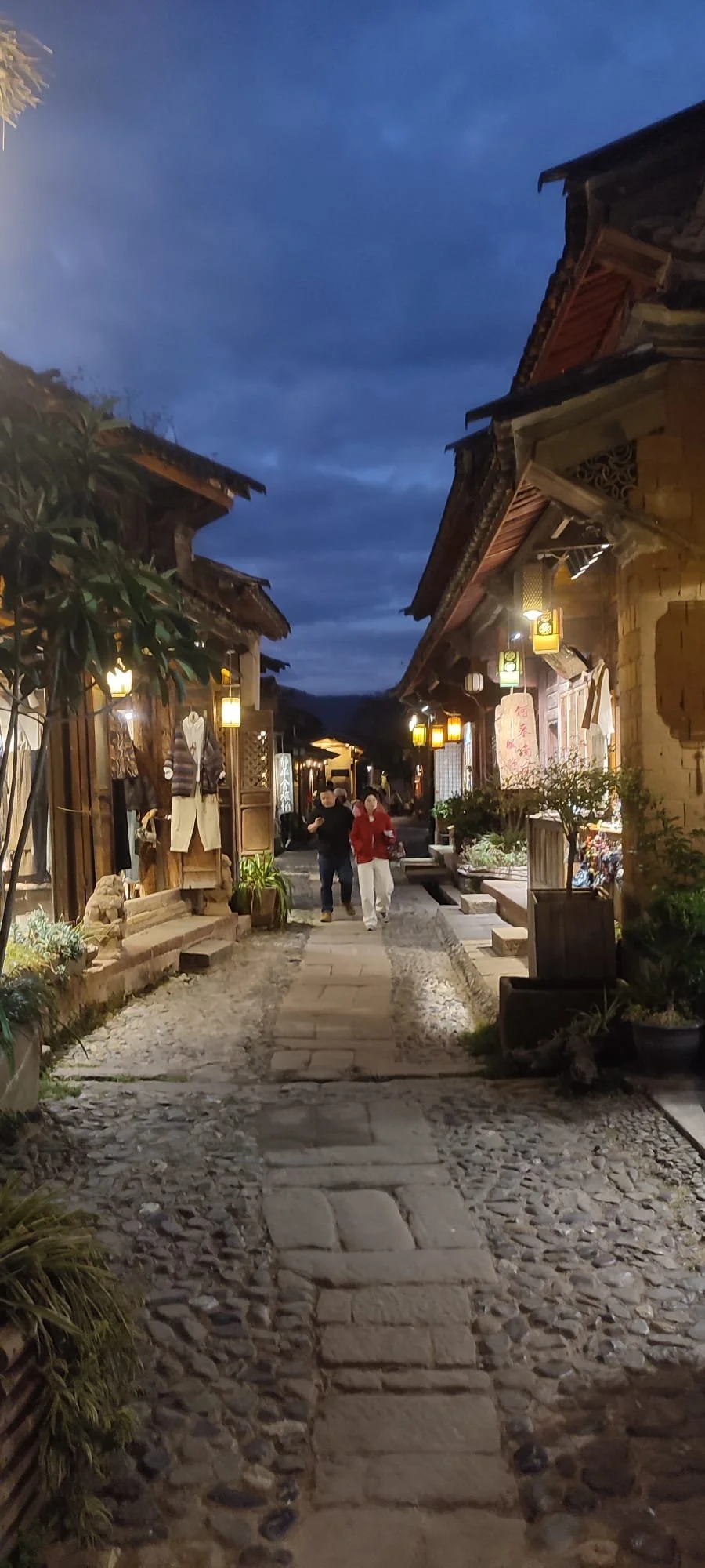 Strada serale nel villaggio antico di Shaxi, Yunnan, atmosfera autentica della Cina tradizionale tra lanterne, cultura asiatica, viaggio interiore e scoperta dell’Ayurveda orientale e del massaggio Tuina e dell'agopuntura