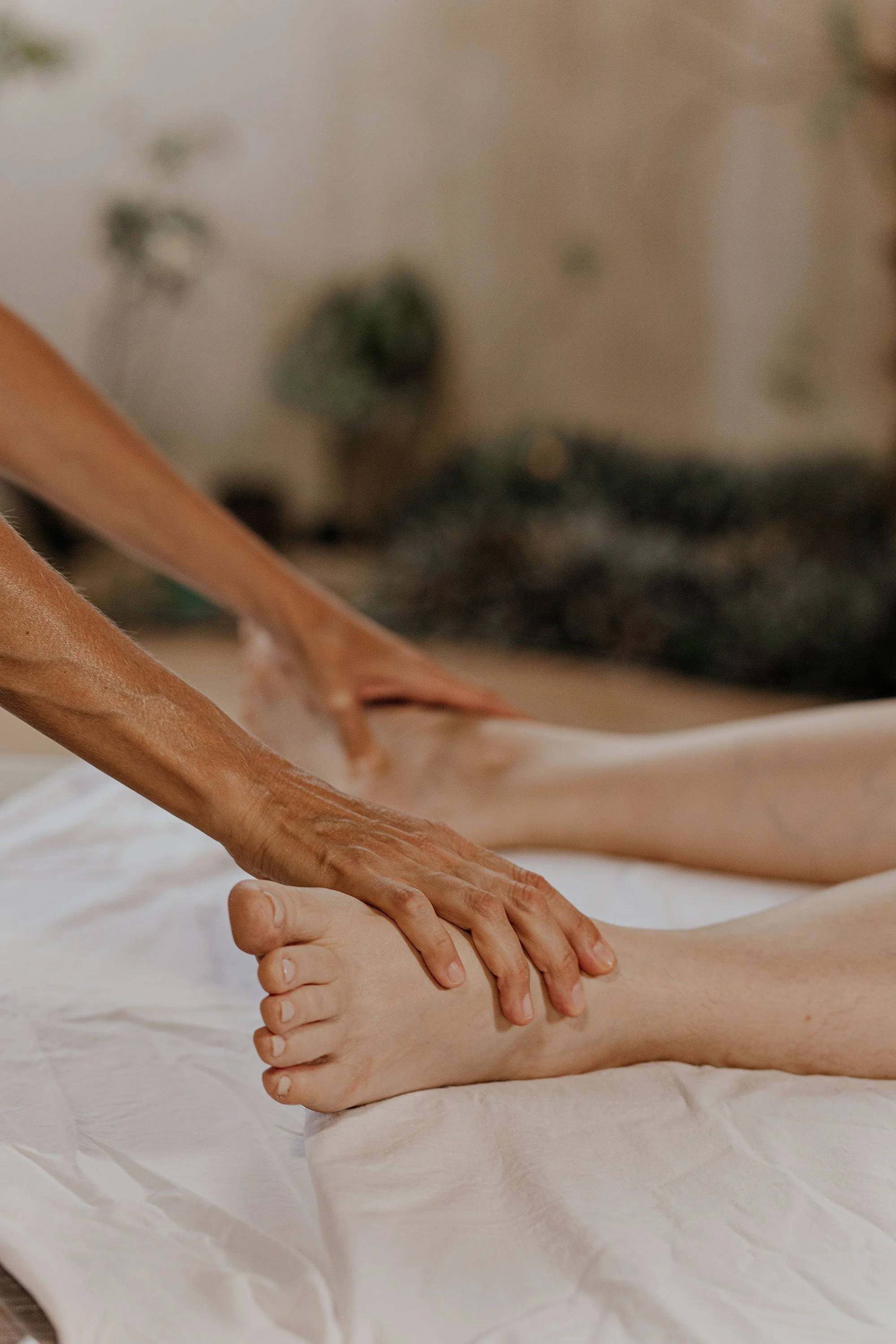 Trattamento di riflessologia plantare volto ad alleviare tensioni e favorire la calma interiore. La pressione mirata sui punti riflessi dei piedi aiuta a riequilibrare corpo e mente, migliorando la gestione dello stress quotidiano.