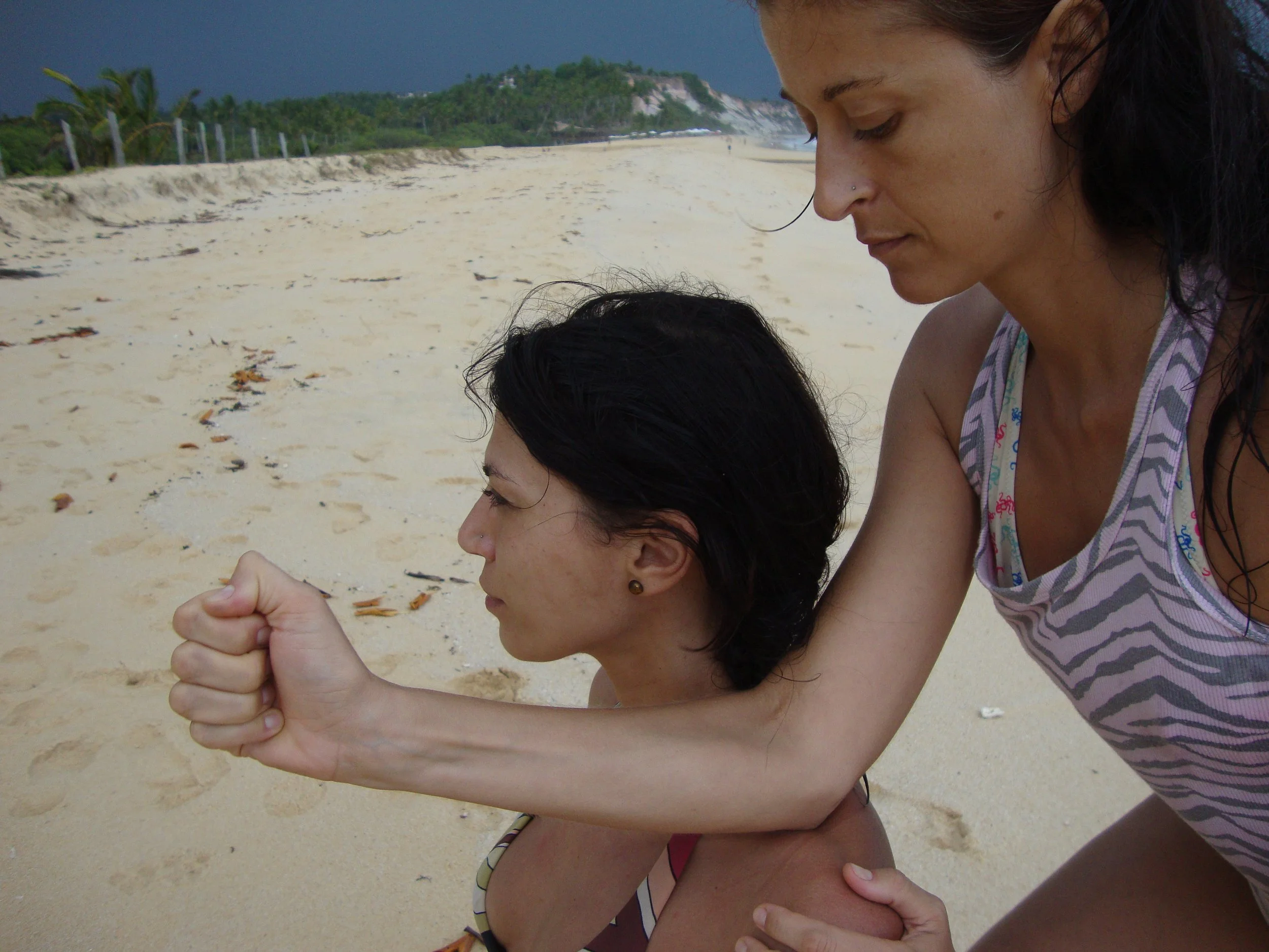 Massoterapeuta specializzata in trattamenti olistici e massoterapia a Thiene (VI) durante una sessione di massaggio in India, tra Ayurveda, lavoro sui tessuti profondi e benessere psicofisico