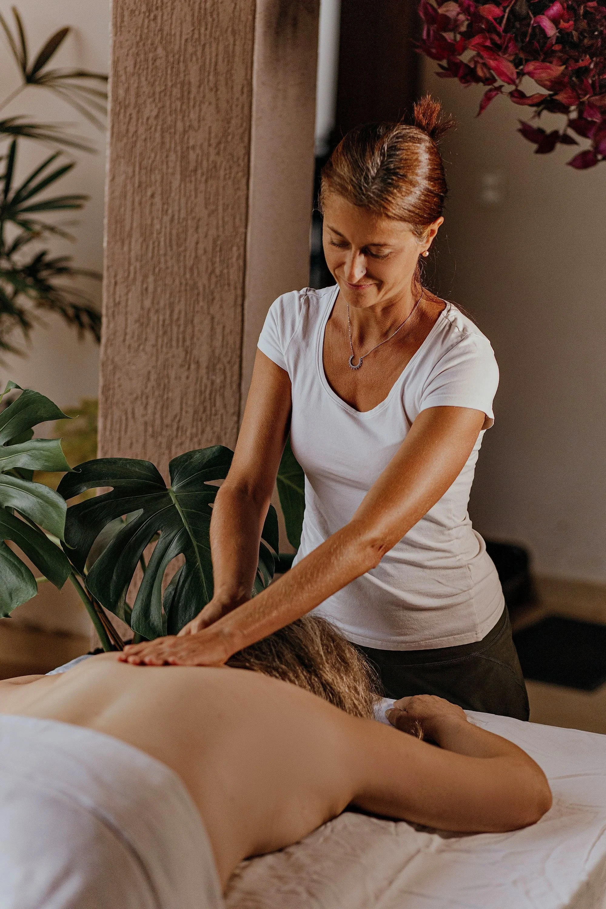 Benessere naturale e vitalità femminile, donna rilassata ricevendo massaggio, simbolo di equilibrio psicofisico e sistema immunitario forte supportato da massaggi olistici a Thiene e stile di vita sano