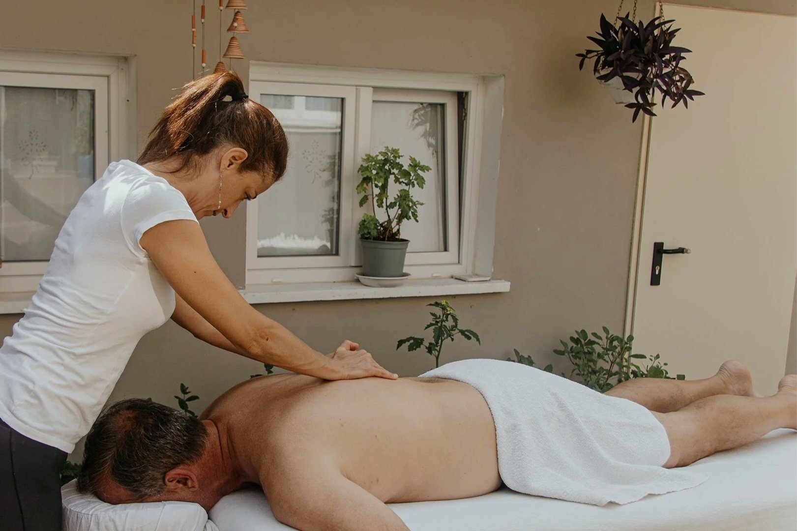 Trattamento olistico dedicato al rilassamento profondo. L’immagine mostra la sinergia tra massaggio, respirazione e attivazione del nervo vago, con luce naturale che amplifica la sensazione di armonia e distensione psicofisica.