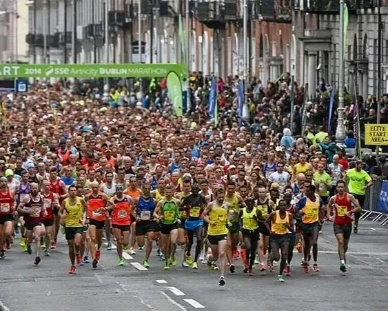 Atelti in partenza di una gara di corsa su strada . Immagine dinamica legata a sport, endurance, preparazione fisica e benessere muscolare. Fotografia ideale per massaggio sportivo, recupero post-allenamento e gestione dei dolori muscolari