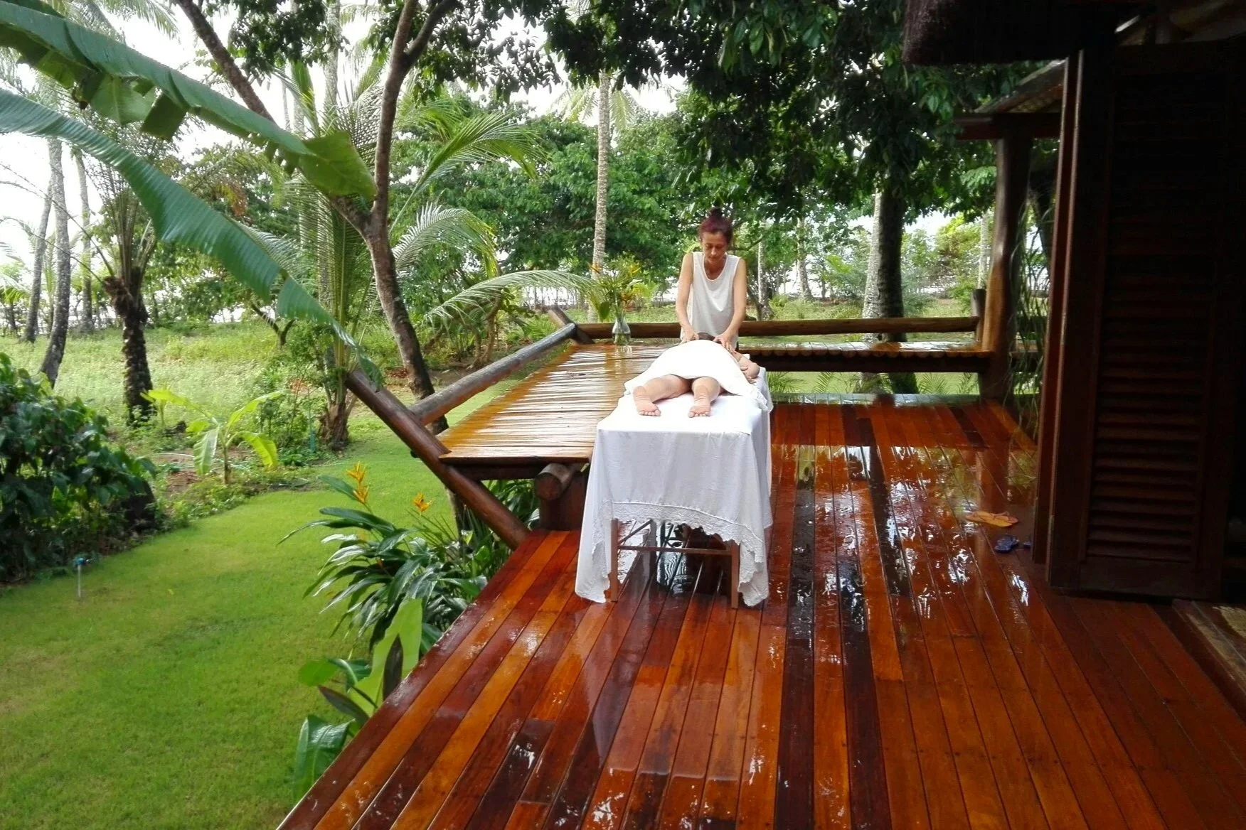 Trattamento manuale ayurvedico in tradizionale giardino del sud indiano, esperienza pratica di studio sul rapporto tra massaggio, dolore muscolare, rilassamento del sistema nervoso e recupero funzionale