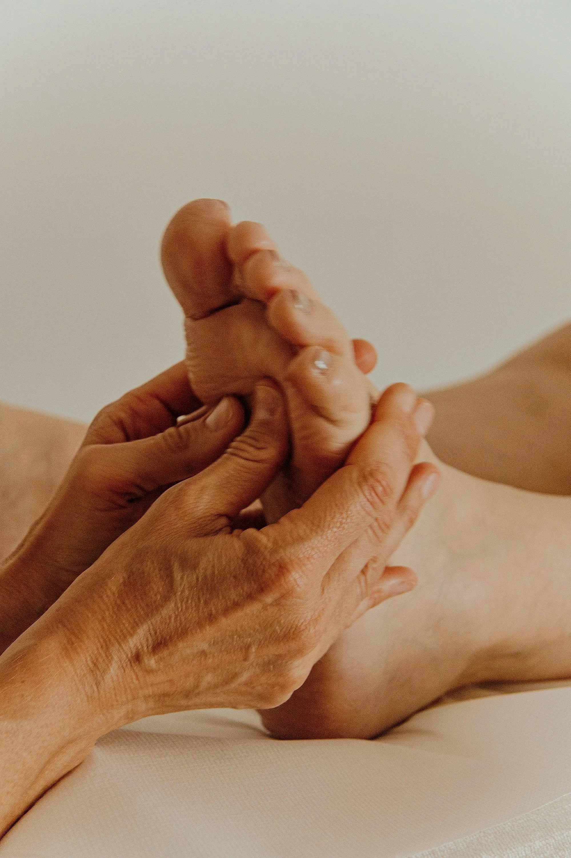 Riflessologia plantare professionale per il riequilibrio energetico e il benessere naturale. Trattamento olistico che stimola i punti riflessi del piede oer migliorare la salute di organi interni, ridurre stress e tensioni, favorire la circolazione