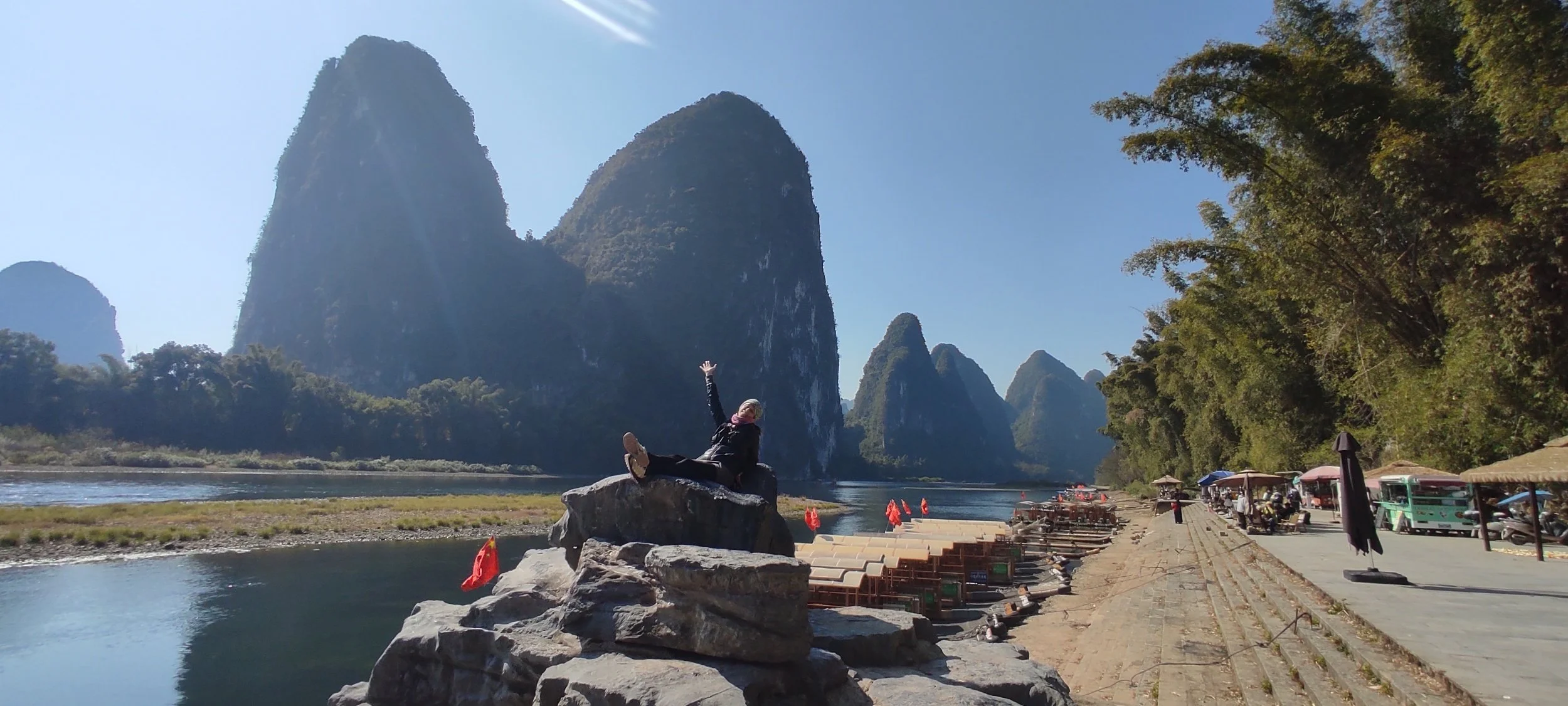 Paesaggio carsico di Yangshuo in Cina tra montagne, natura e fiumi, scenario suggestivo legato al viaggio, alla meditazione e alle tradizioni orientali del benessere