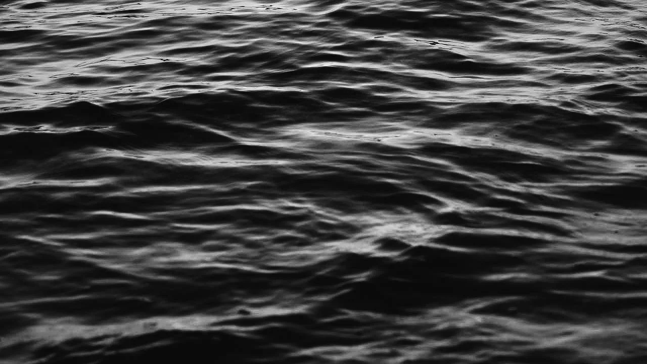 Surface de l'eau noire avec de petites vagues