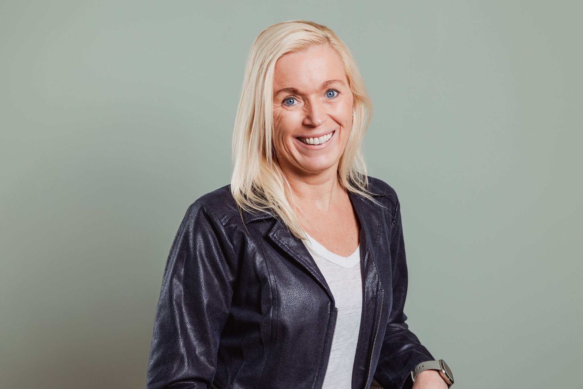 Portrett av privat ergoterapeut i Ergoressurs som tilbyr trygghet og mestring i eget hjem for eldre og pårørende i Agder