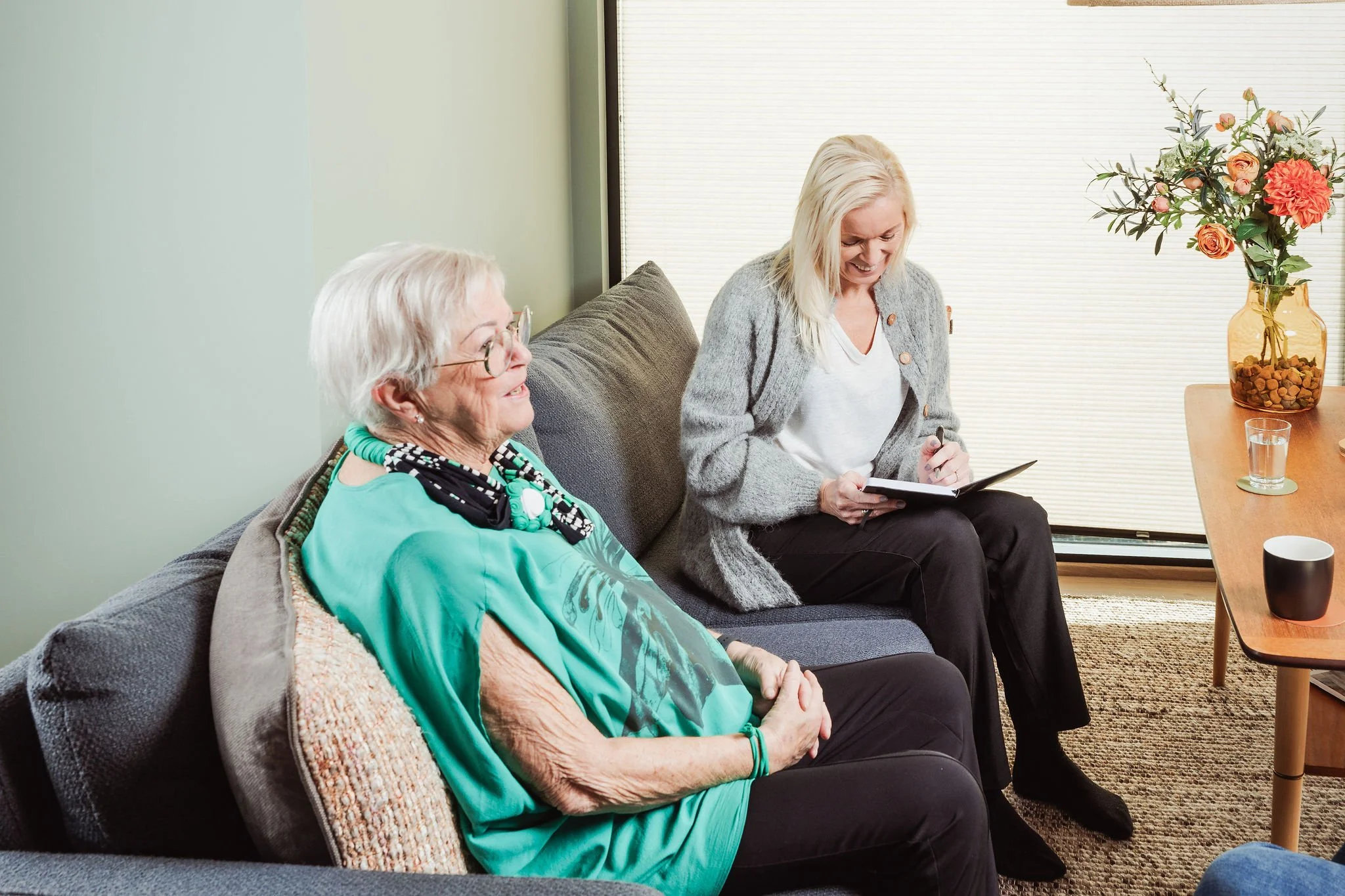 Ergoterapeut i samtale med eldre person for å kartlegge behov og skape trygghet hjemme gjennom personlig og faglig oppfølging