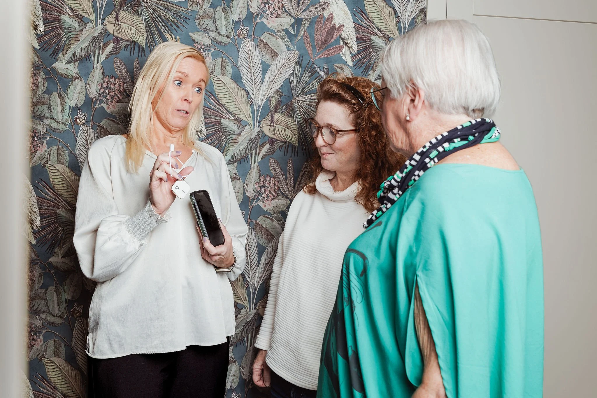 Ergoterapeut viser velferdsteknologi til eldre og pårørende for økt trygghet og mestring i hjemmet