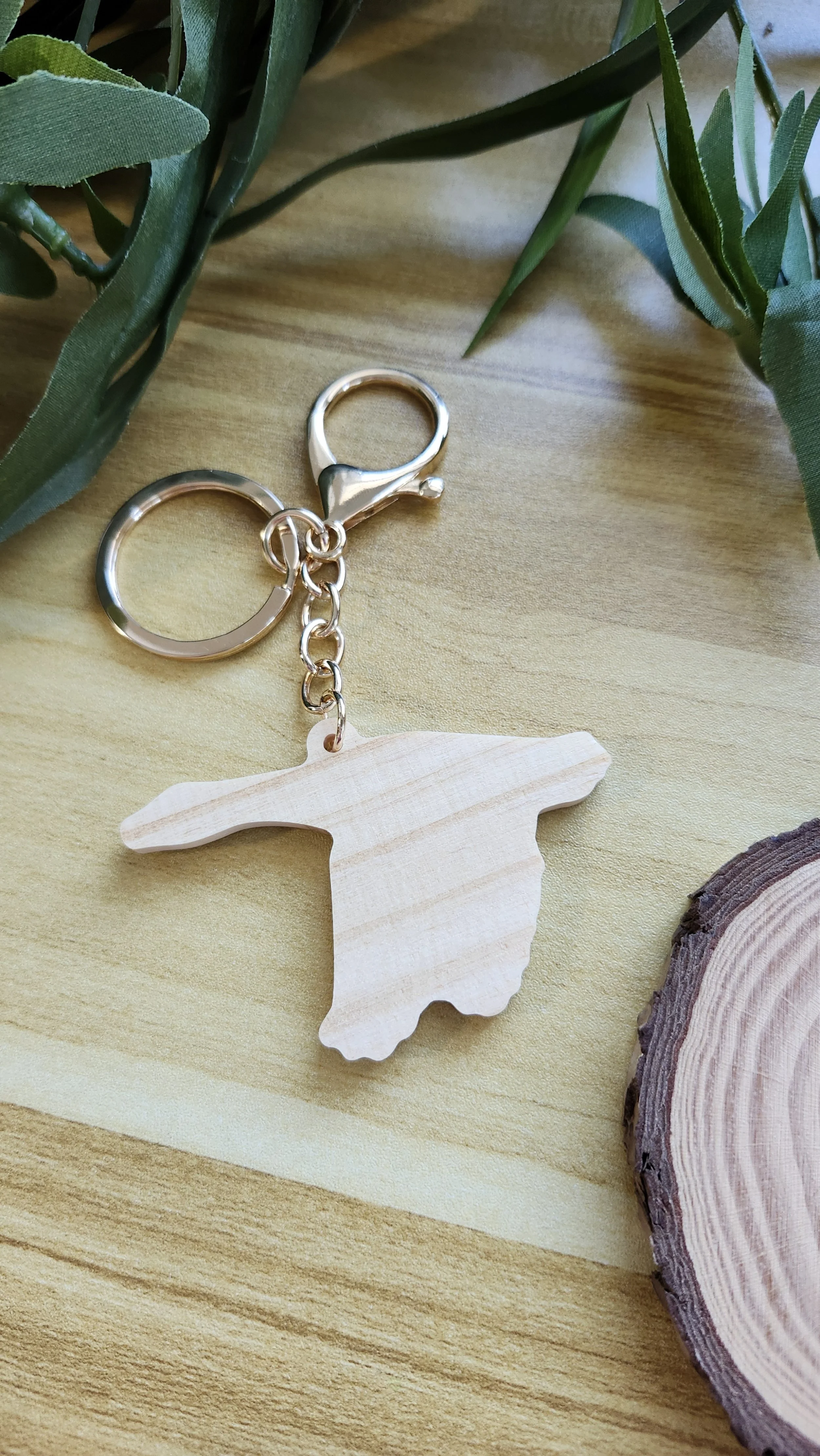 plain wooden backside of keychain