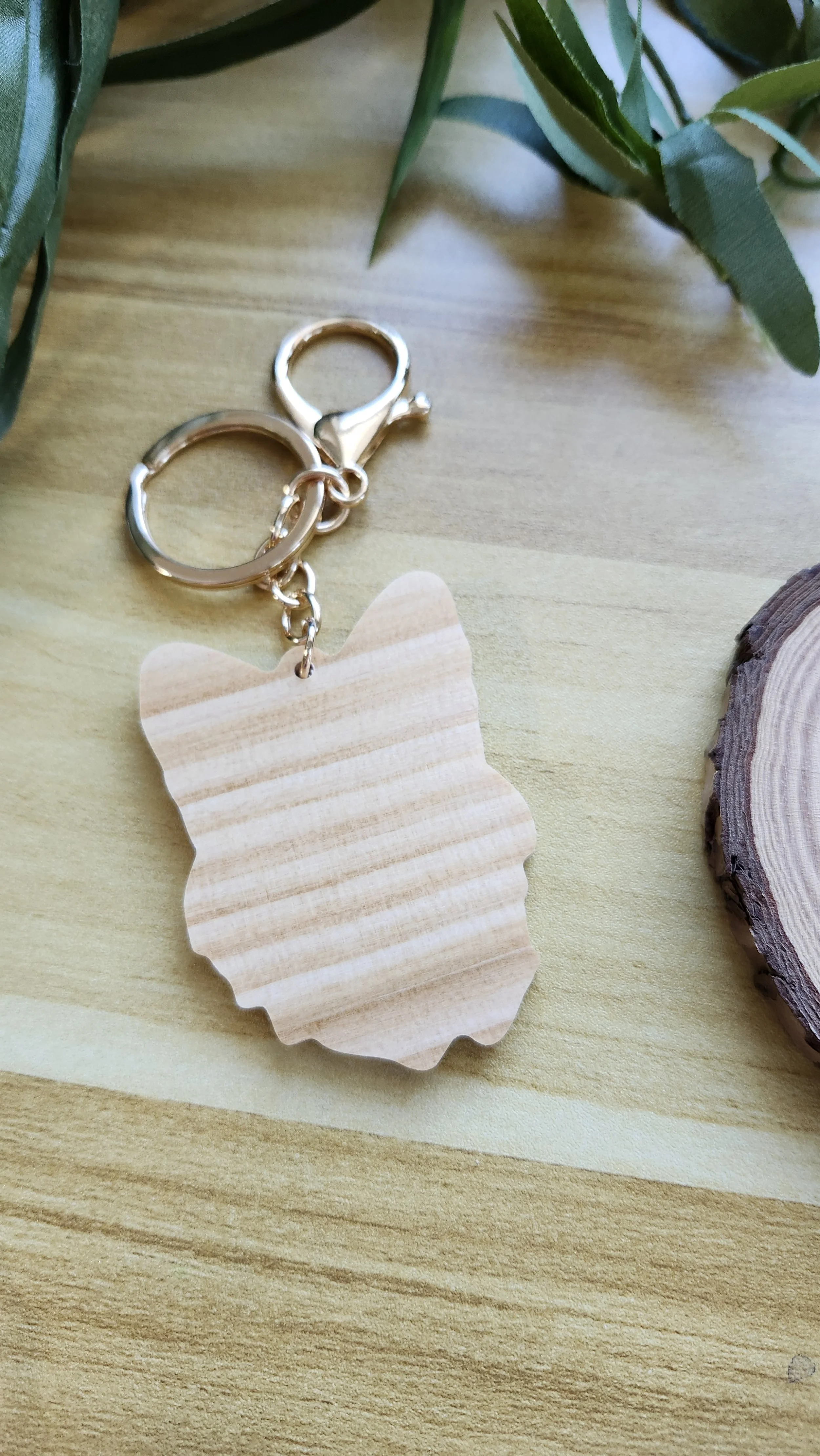 the plain wooden backside of the keychain