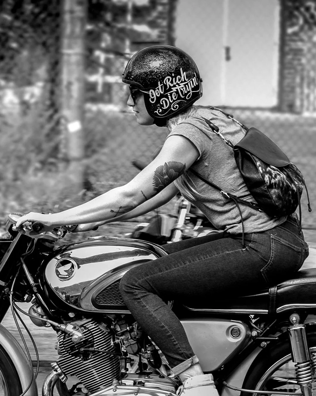 Caroussel bw NY02 - Femme moto.jpg