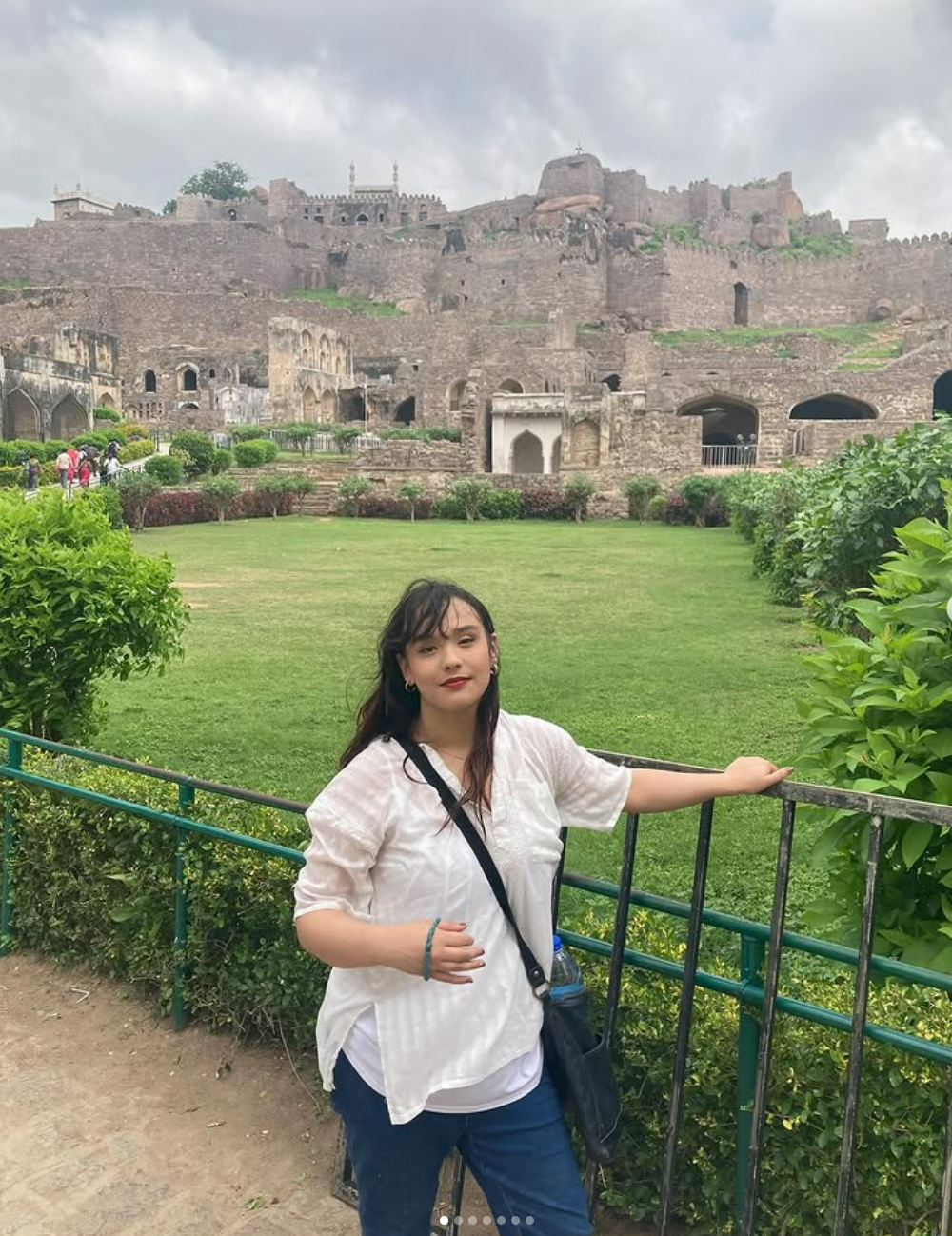 Sita standing in front of the Golkonda fort