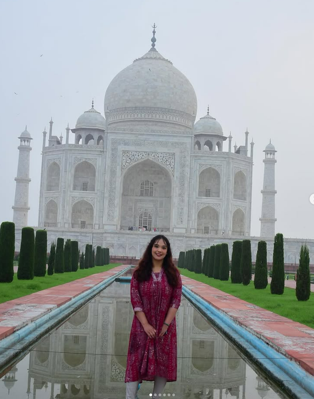 Sita standing in front of taj mahal