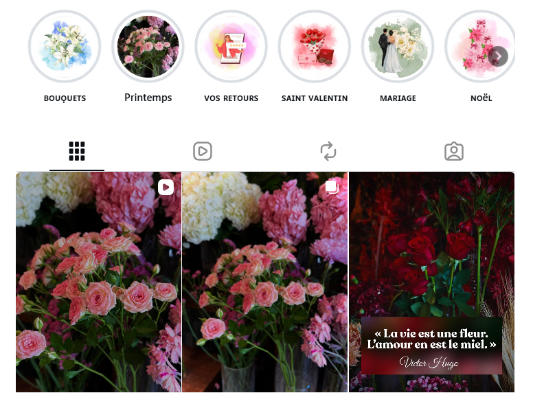 Un bouquet de fleurs roses, blanches et vertes dans un vase, accompagné d'autres fleurs colorées en arrière-plan.