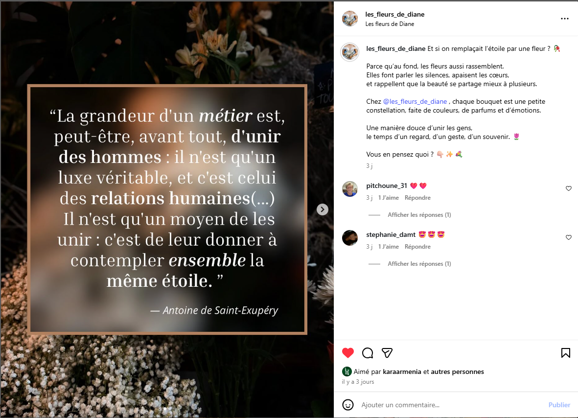 Une citation sur fond flou de fleurs avec un bouquet de petites fleurs blanches en bas de l'image.