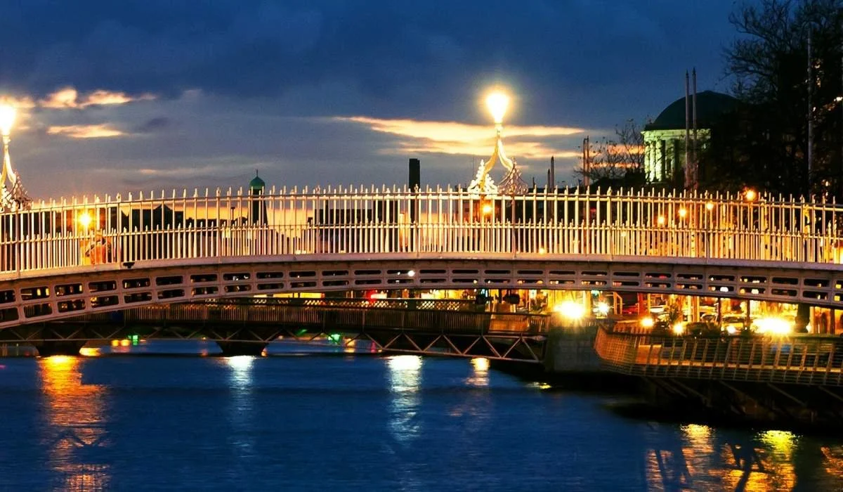 Ha’penny Bridge, Dublin City
The iconic white cast-iron pedestrian bridge crossing the River Liffey, beautifully lit at night.