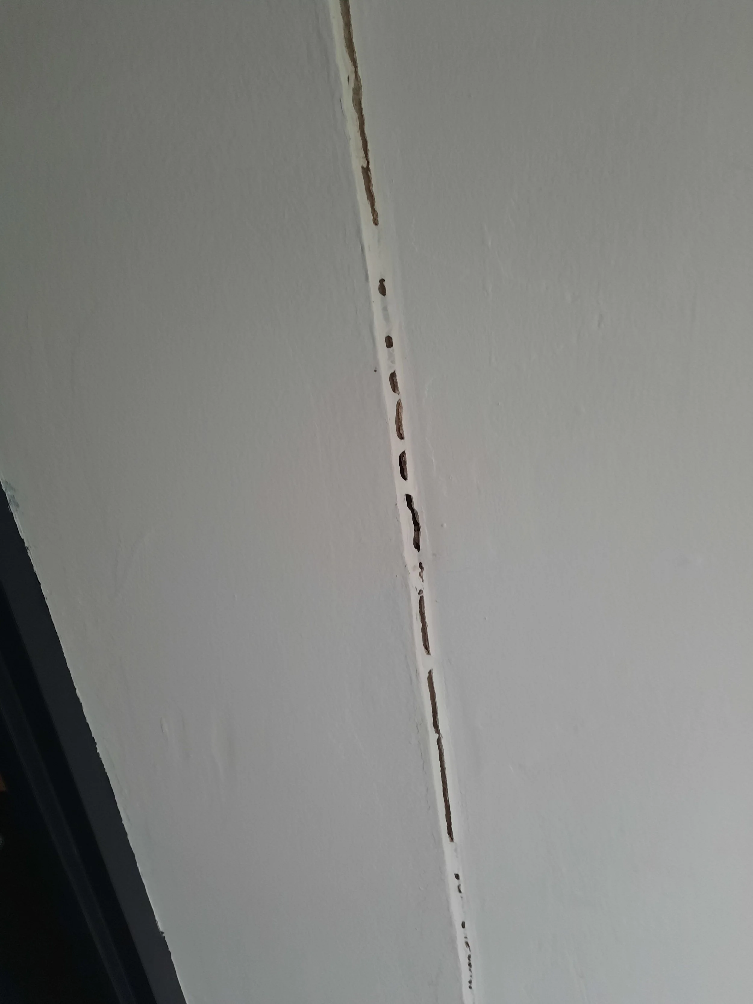 Fissures intérieures : cloison, plafond, angle de porte, est-ce grave ?