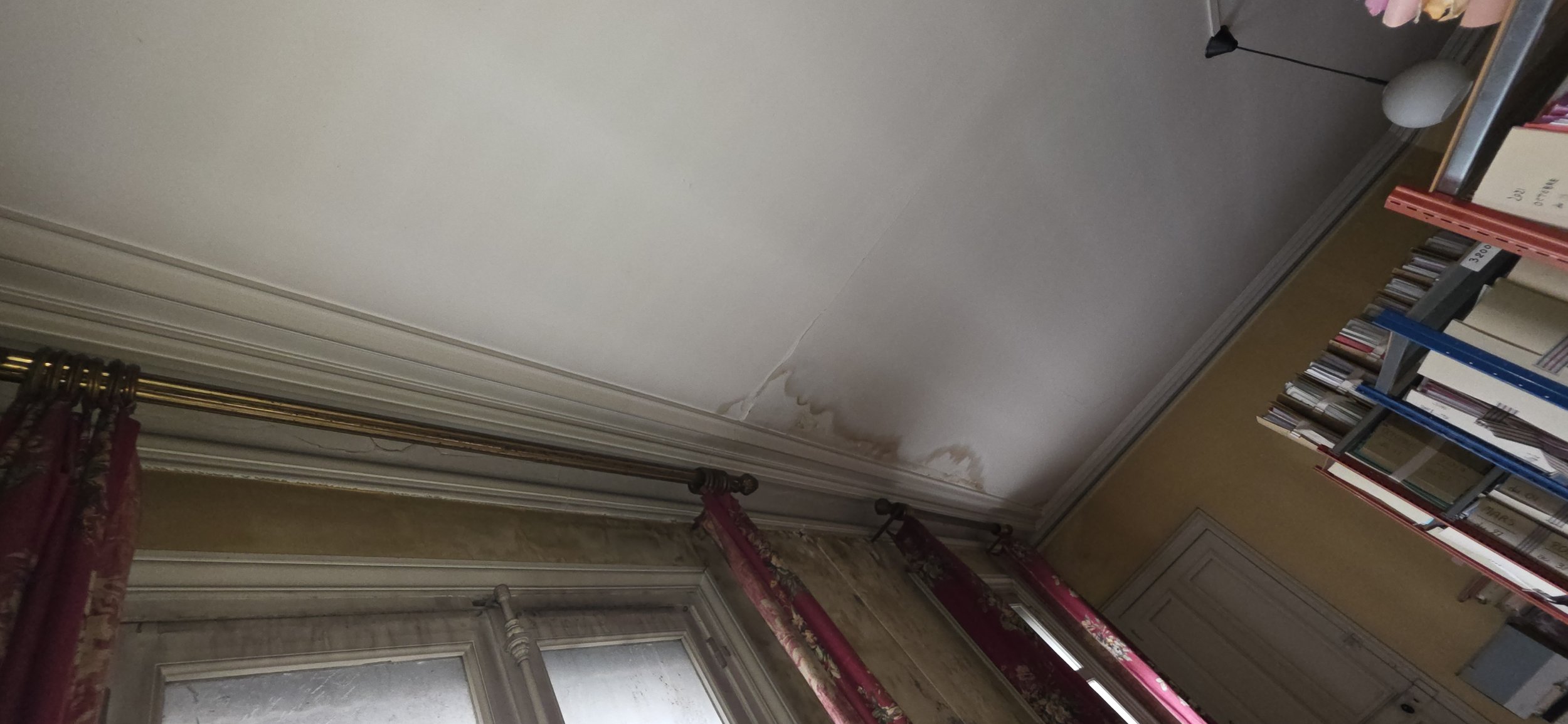 Salpêtre et enduits qui tombent : que faire d’un mur ancien humide ?
