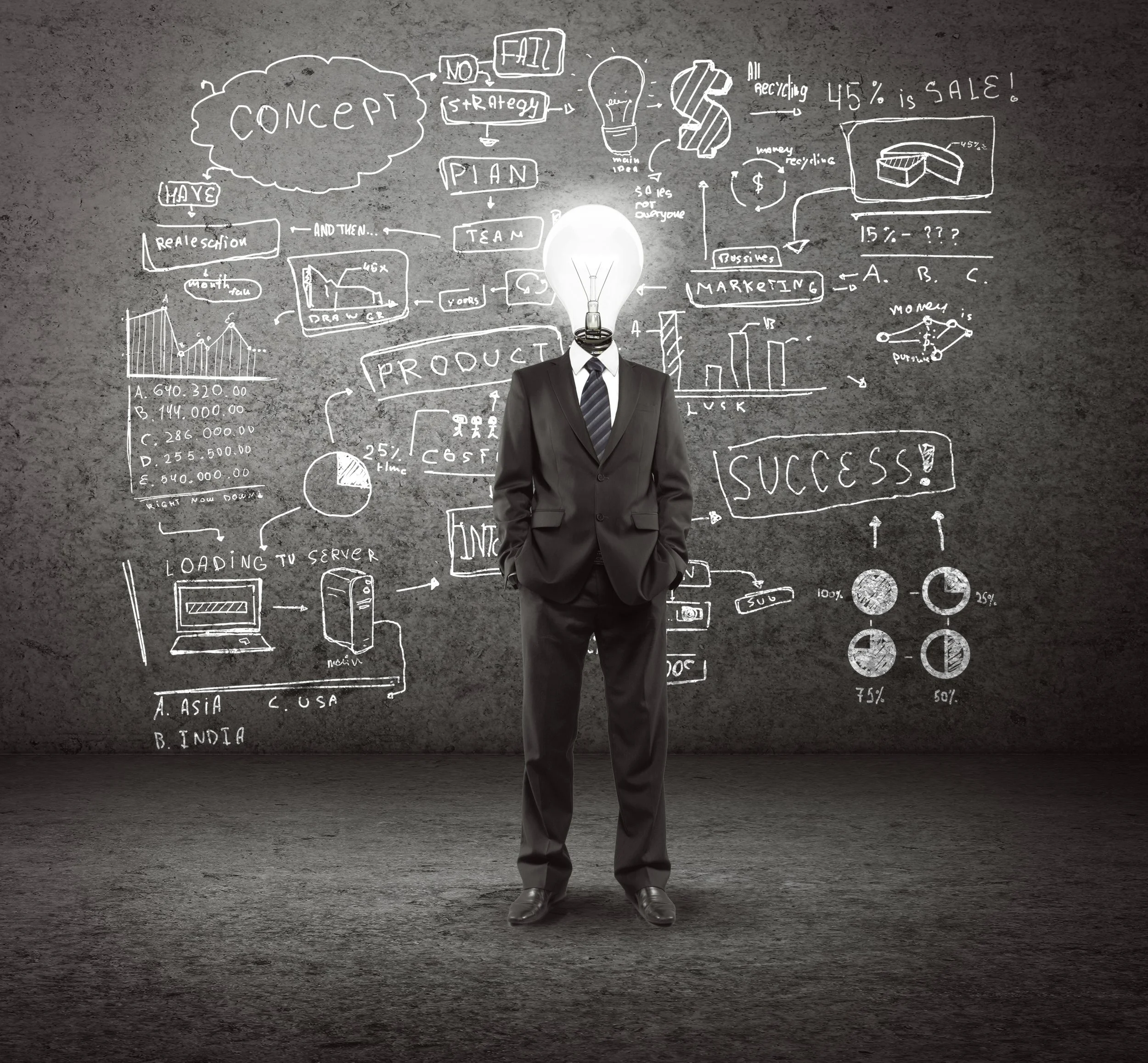 Ein Mann in Anzug mit einer Glühbirne als Kopf steht vor einer Wand mit handgezeichneten Diagrammen und Notizen zum Geschäfts- und Marketingkonzept.
