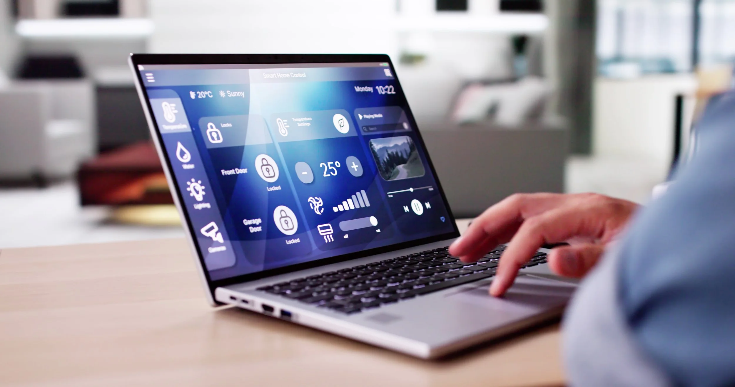 Ein Laptop mit einer Smart-Home-Steuerungs-App auf dem Bildschirm, die Temperatur, Beleuchtung und Türsicherung steuert, in einem modernen Büro oder Zuhause.