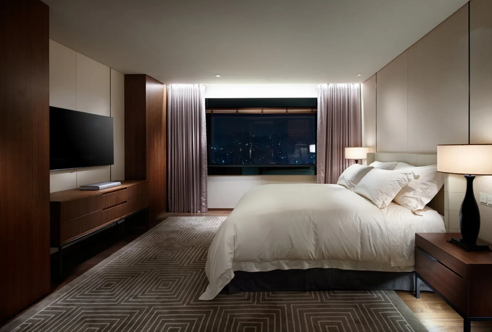 Bedroom of the Superior Suite at The Shilla Seoul featuring a king bed, modern Korean luxury design, and panoramic Seoul city views.