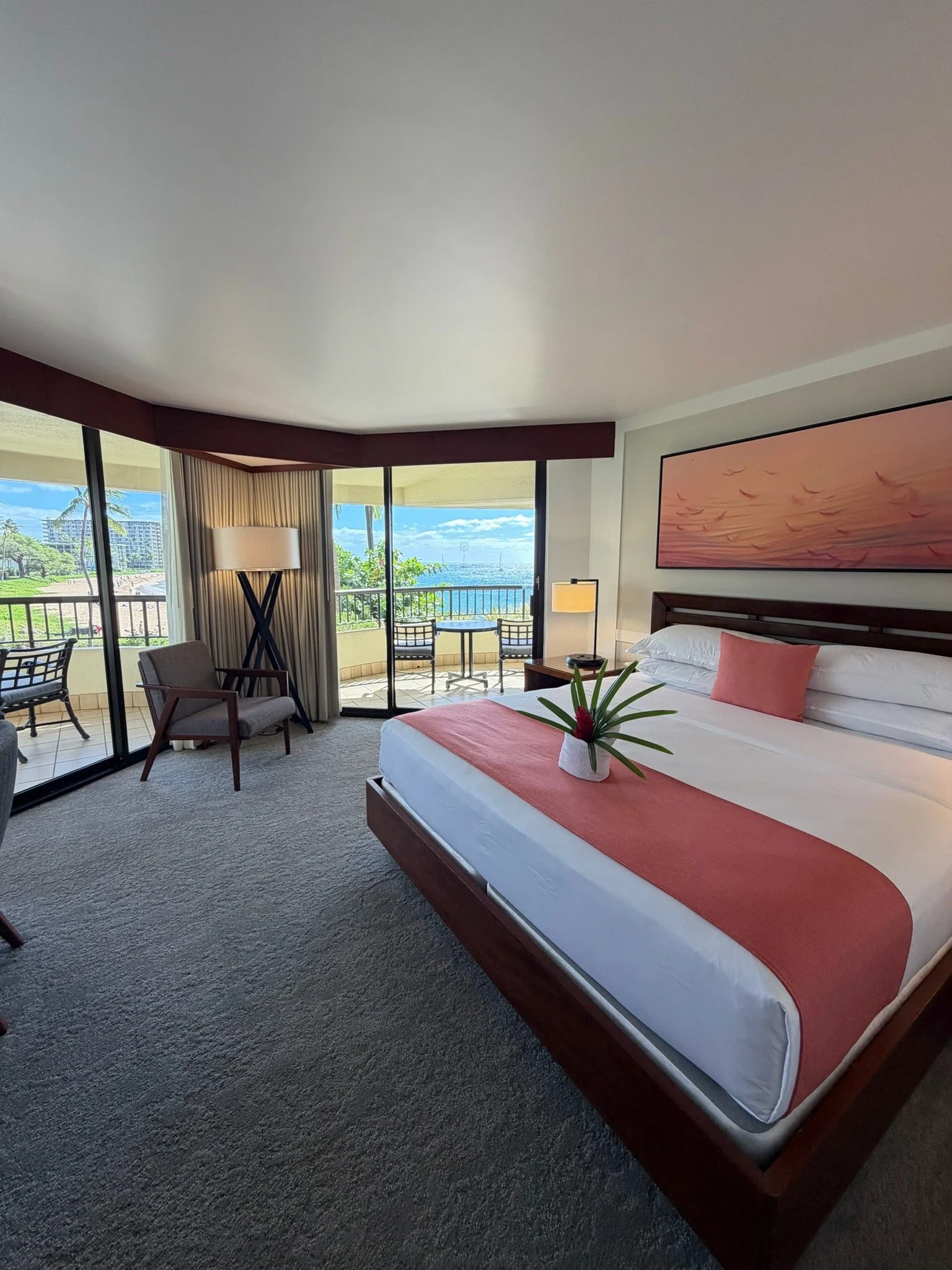 Oceanfront hotel room in Maui at the Sheraton Maui Resort & Spa with king bed, private balcony, and scenic views of the beach and Pacific Ocean.
