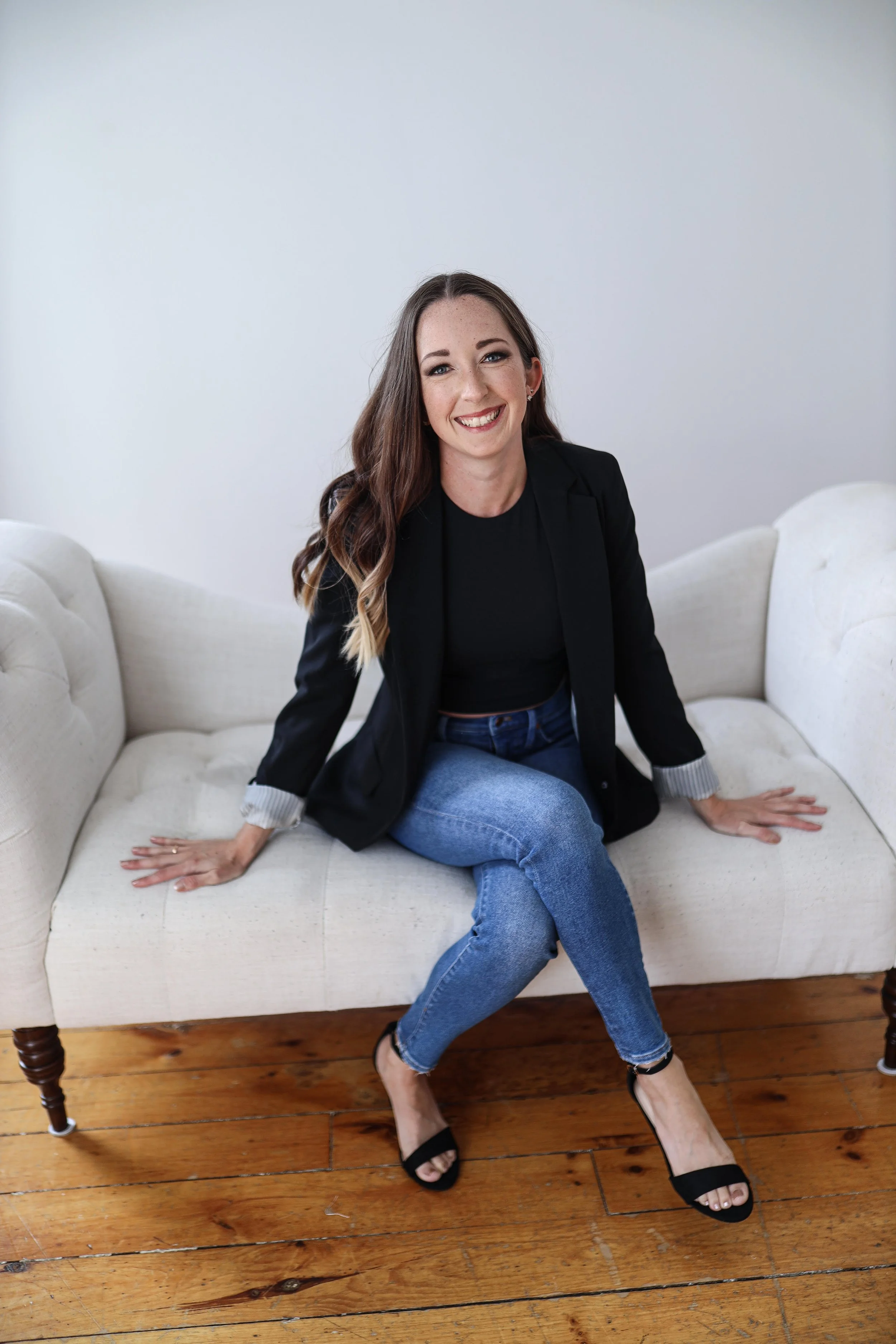Sarah Brekke is a Certified Sexologist and Intimacy Coach. Founder of The pleasure Lab. Her  coaching philosophy is rooted in  her belief that sexuality matters, intimacy matters, and feeling connected to yourself and your desires matters.